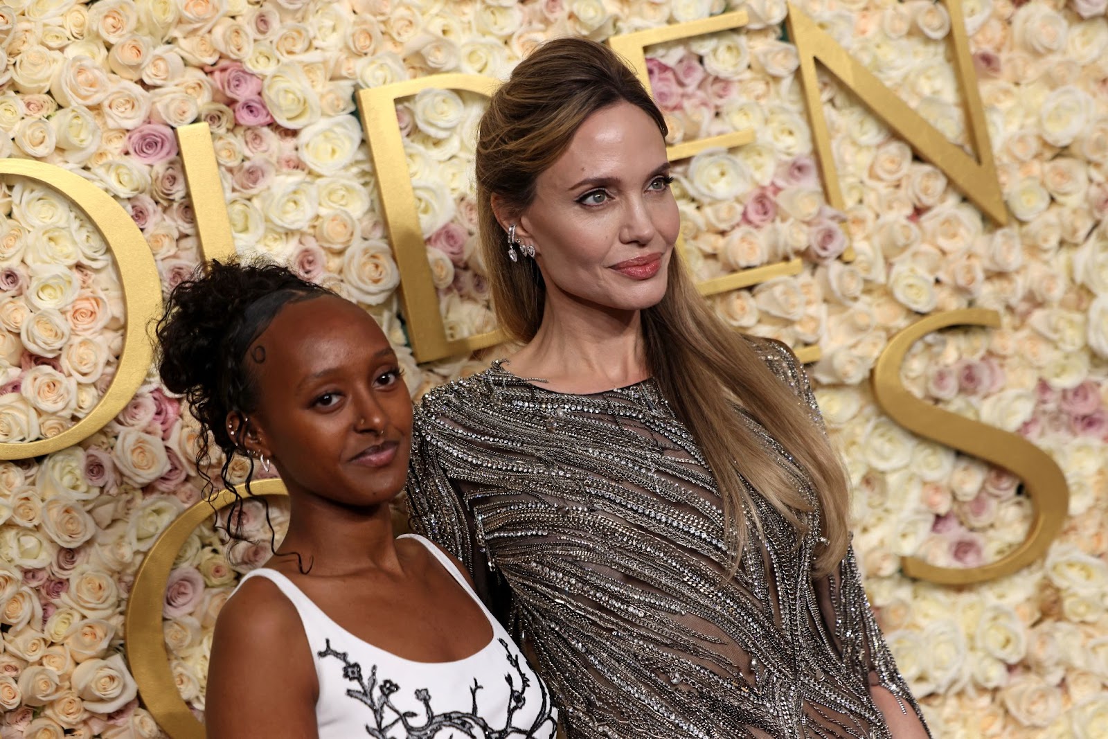 Zahara y Angelina Jolie en la 82ª edición de los Globos de Oro, el 5 de enero de 2025. | Fuente: Getty Images