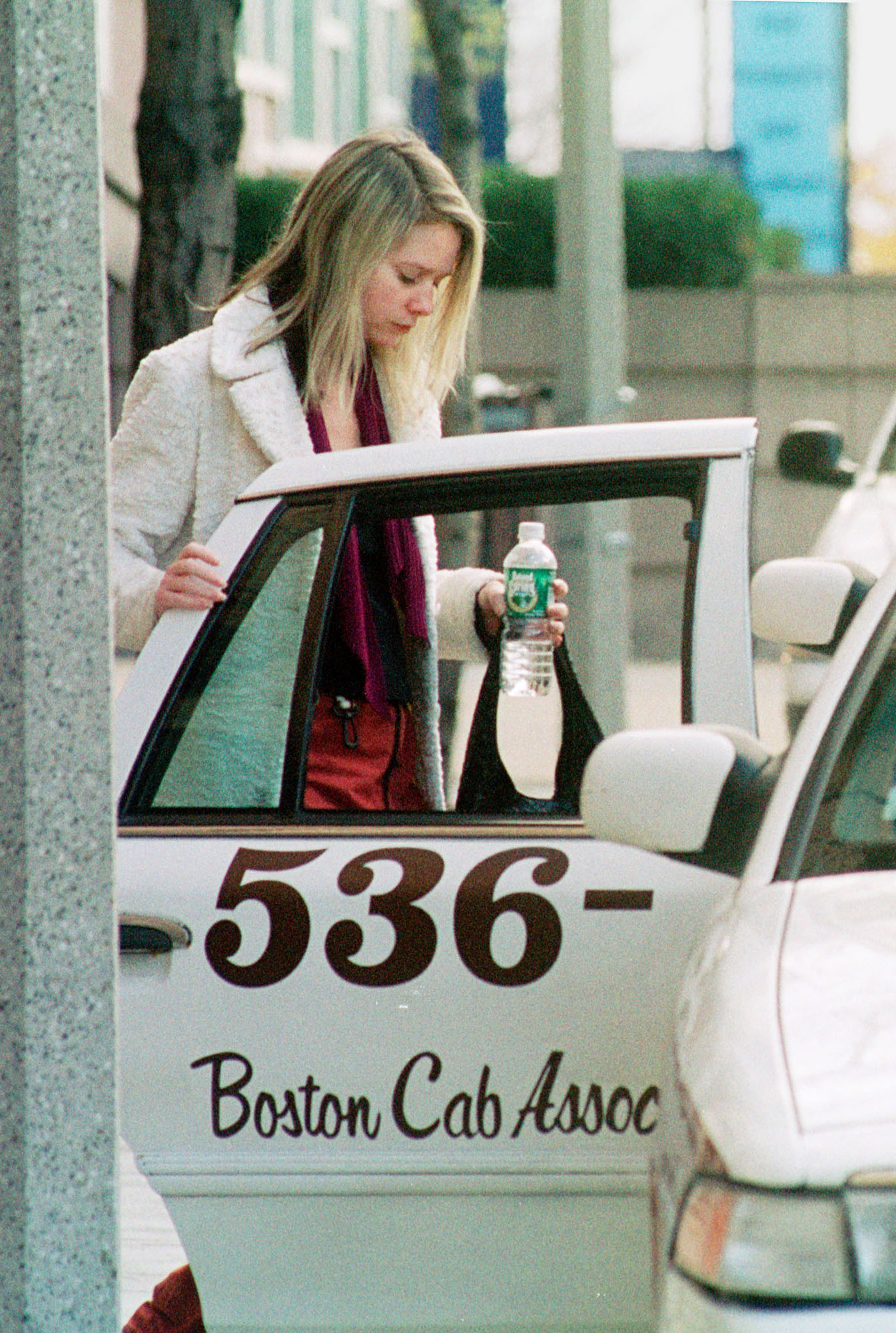 Lee Starkey sube a un taxi en Boston tras salir del Hospital Brigham and Women's el 28 de noviembre de 2001 | Fuente: Getty Images