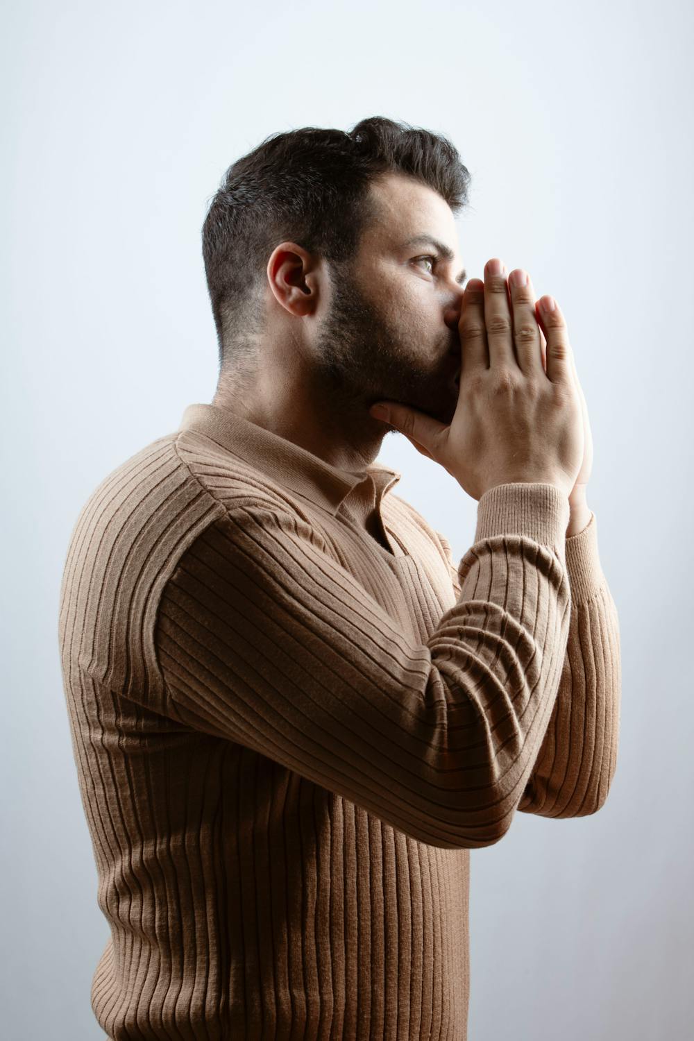 Un hombre reflexivo | Fuente: Pexels