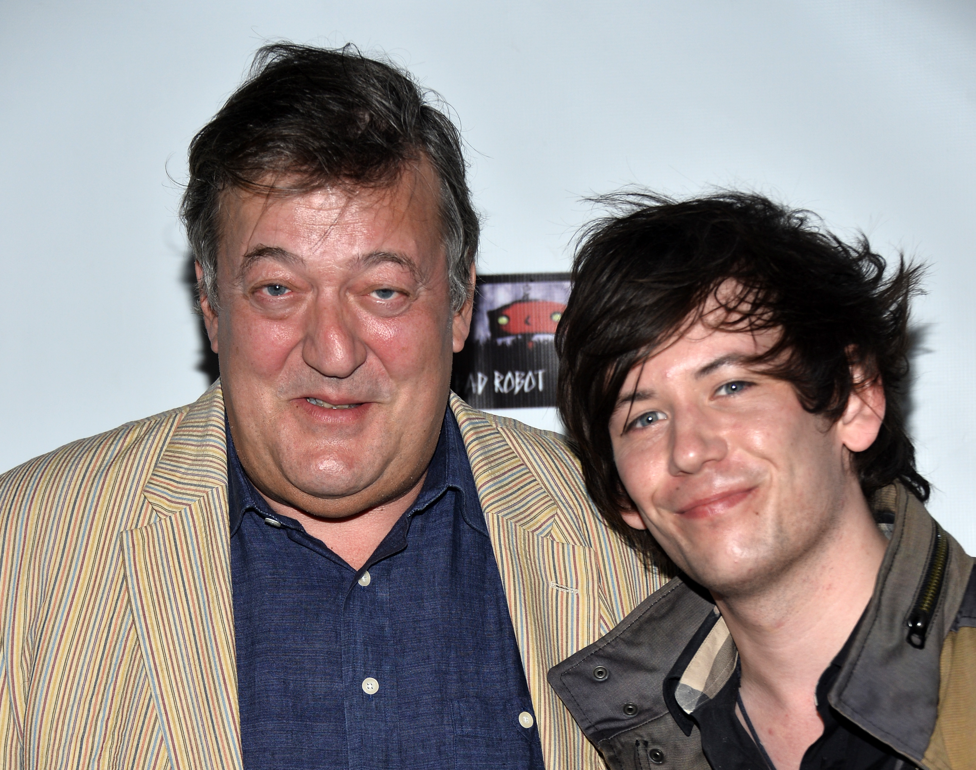 El actor Stephen Fry y Elliott Spencer en el evento Pre-Academy Awards Honors de la Alianza EE.UU.-Irlanda el 19 de febrero de 2015, en Santa Mónica, California. | Fuente: Getty Images
