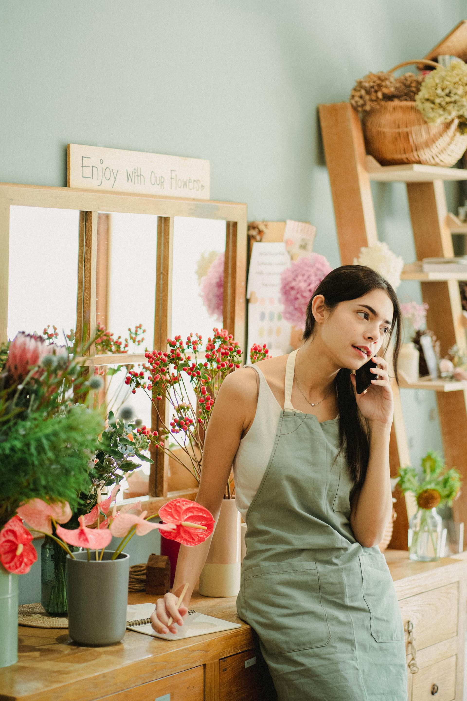 Una florista hablando por teléfono | Fuente: Pexels