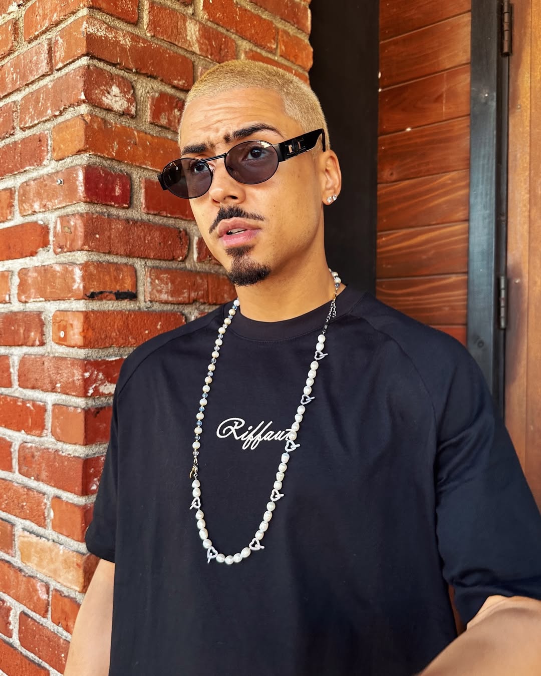 Quincy Brown fotografiado en el exterior, con fecha de julio de 2024 | Fuente: Instagram/quincy