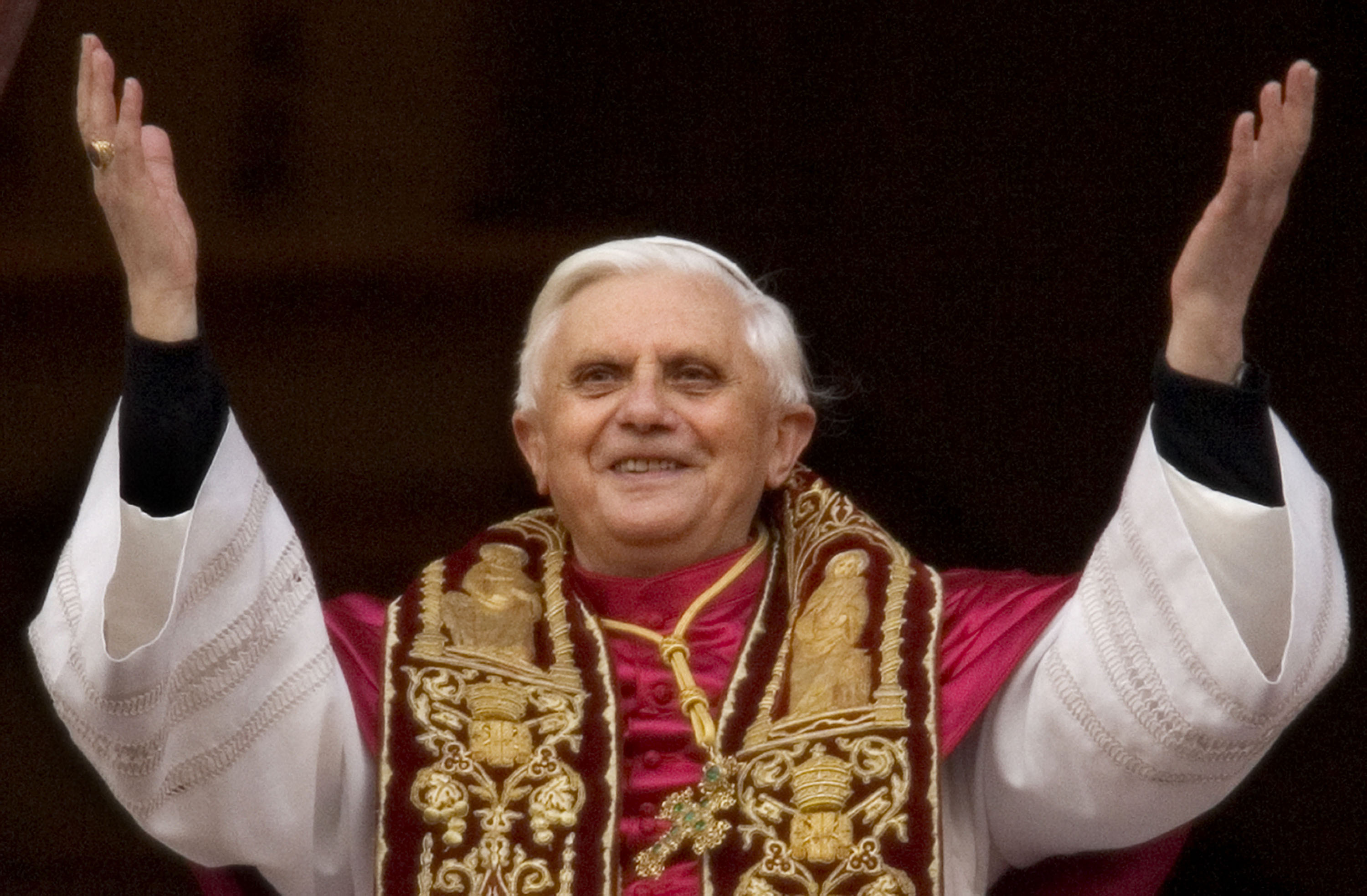 El papa Benedicto XVI aparece en el balcón central de la Basílica de San Pedro en la Ciudad del Vaticano el 19 de abril de 2005. | Fuente: Getty Images