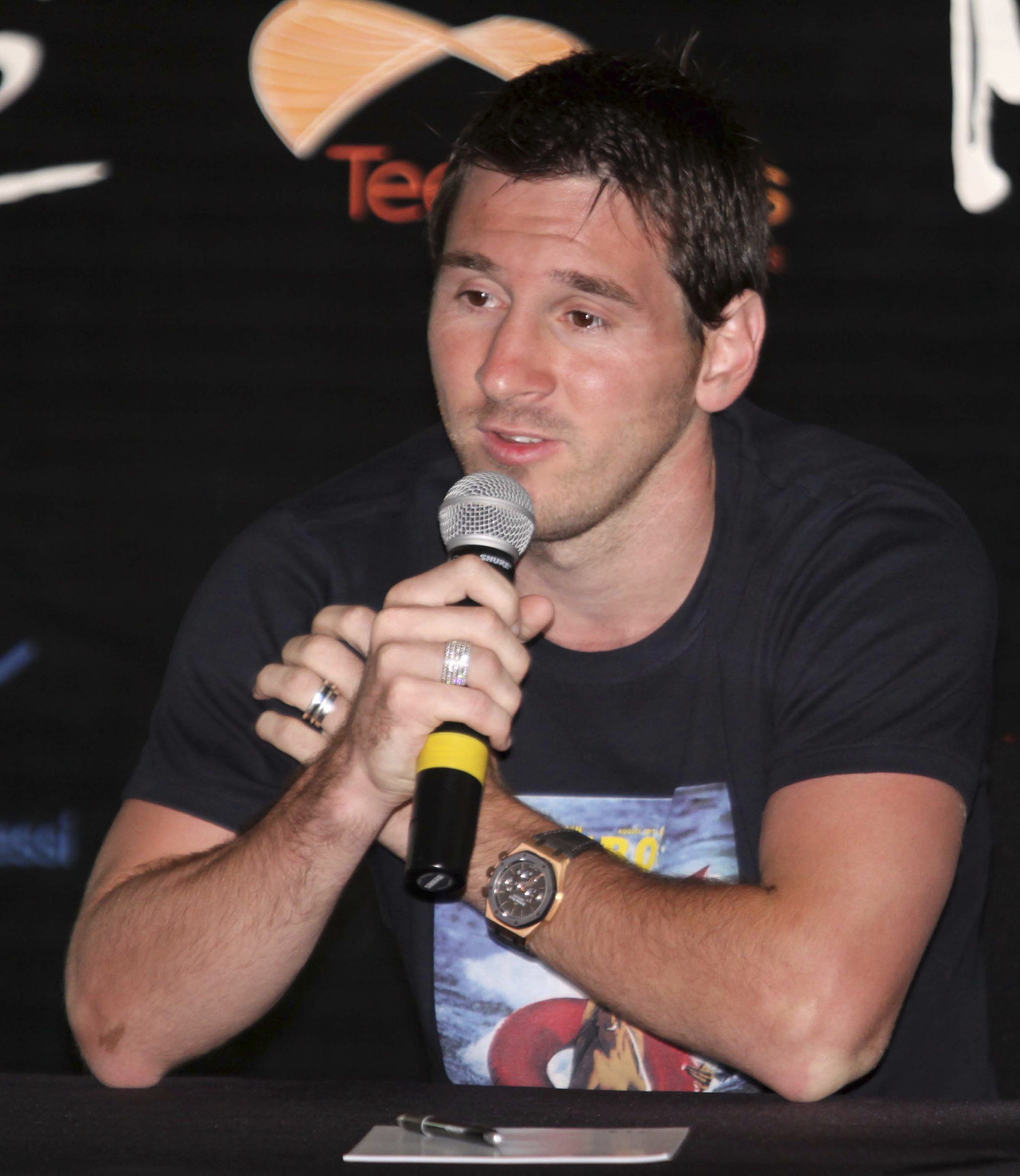 Lionel Messi habla durante una conferencia de prensa previa a un partido benéfico para niños discapacitados el 16 de junio de 2012 en Cancún, México. | Fuente: Getty Images