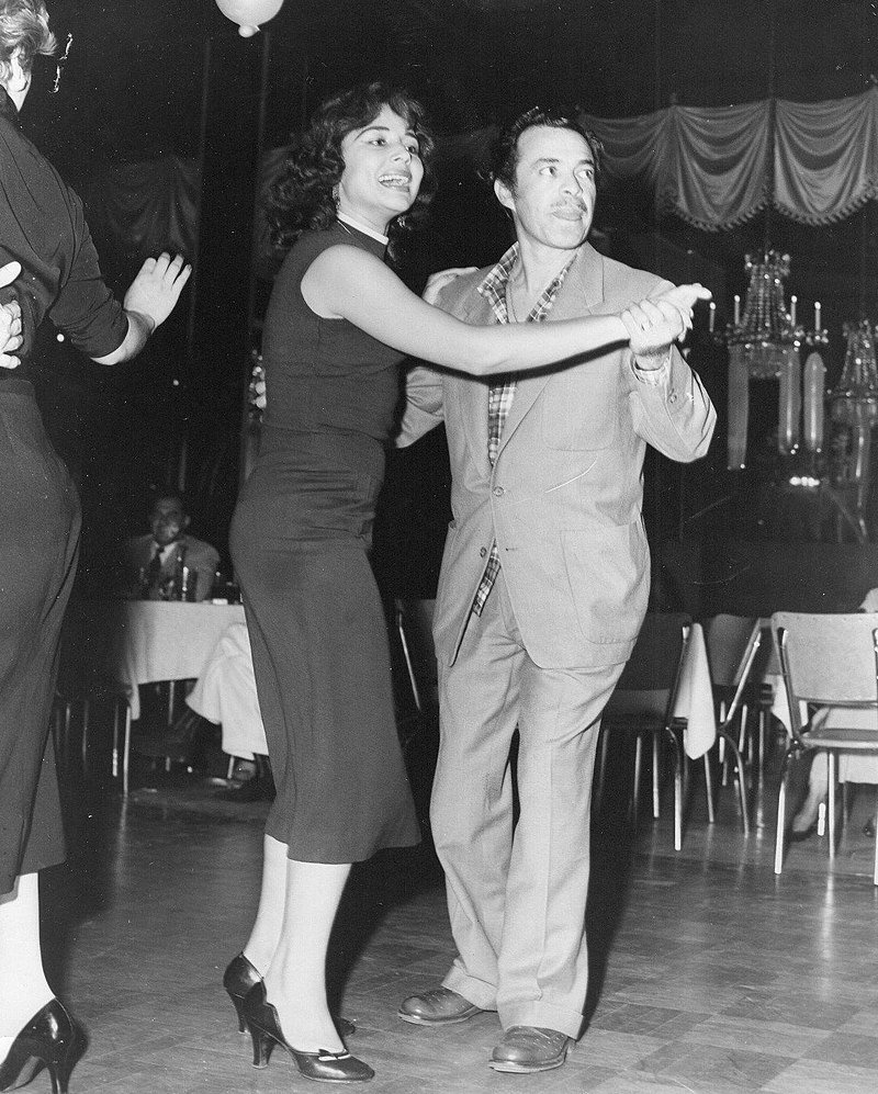 Tin Tan bailando con la cantante y actriz Flor Silvestre, su coprotagonista en ¡Paso a la juventud..! y Escuela de Verano. | Imagen: Wikipedia