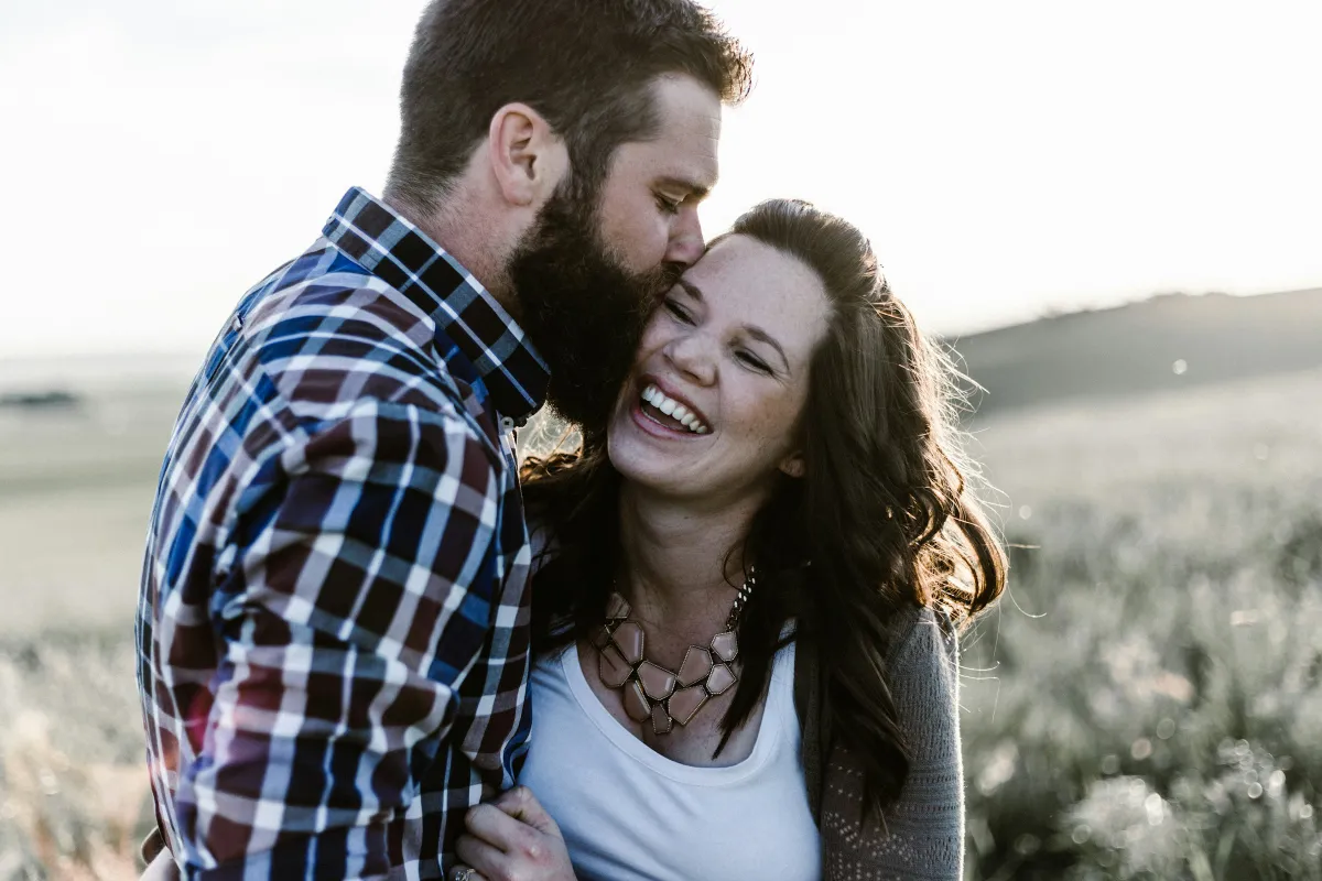 Un marido besa a su mujer en la mejilla | Fuente: Unsplash