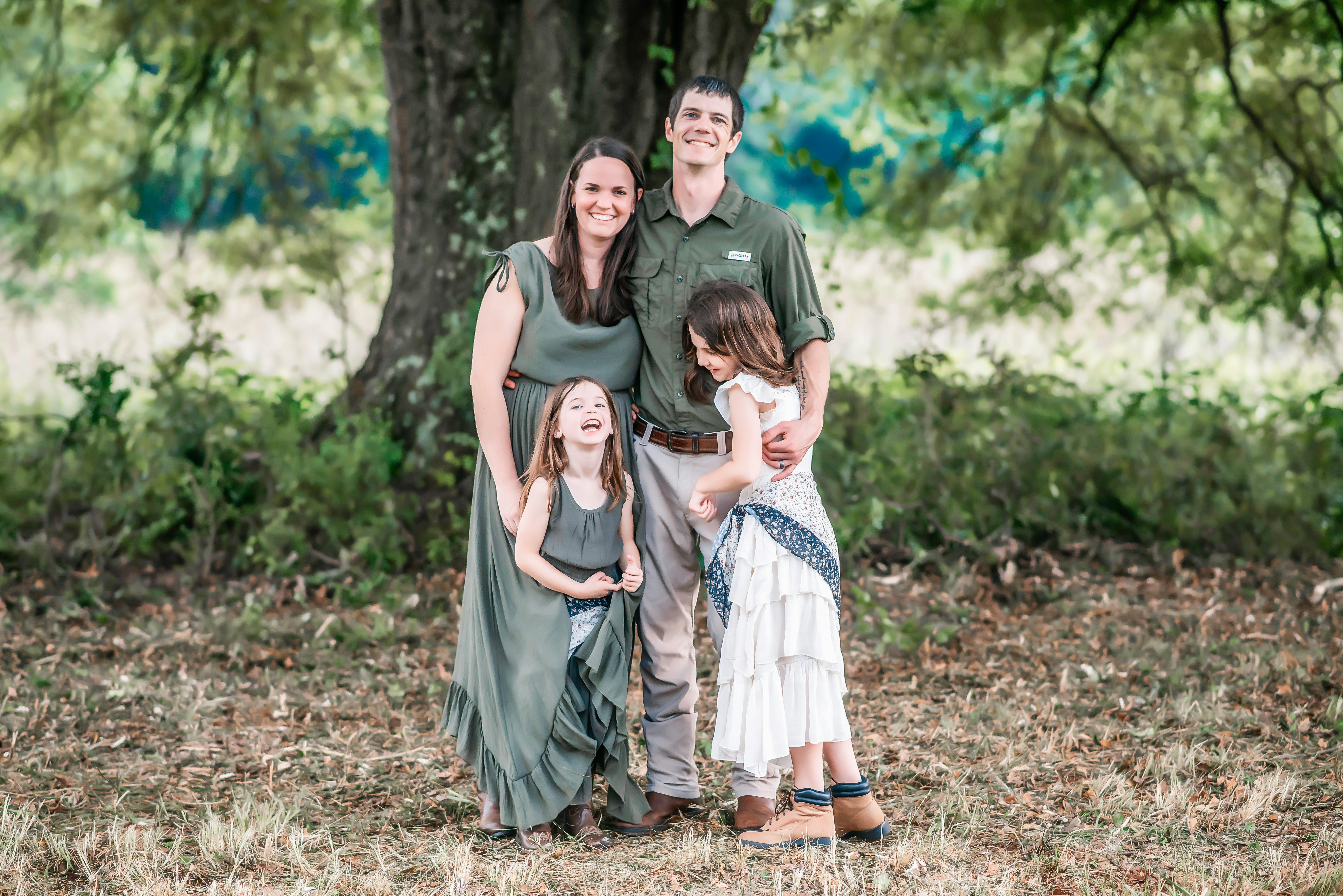 Hermosa familia en el parque | Fuente: Pexels