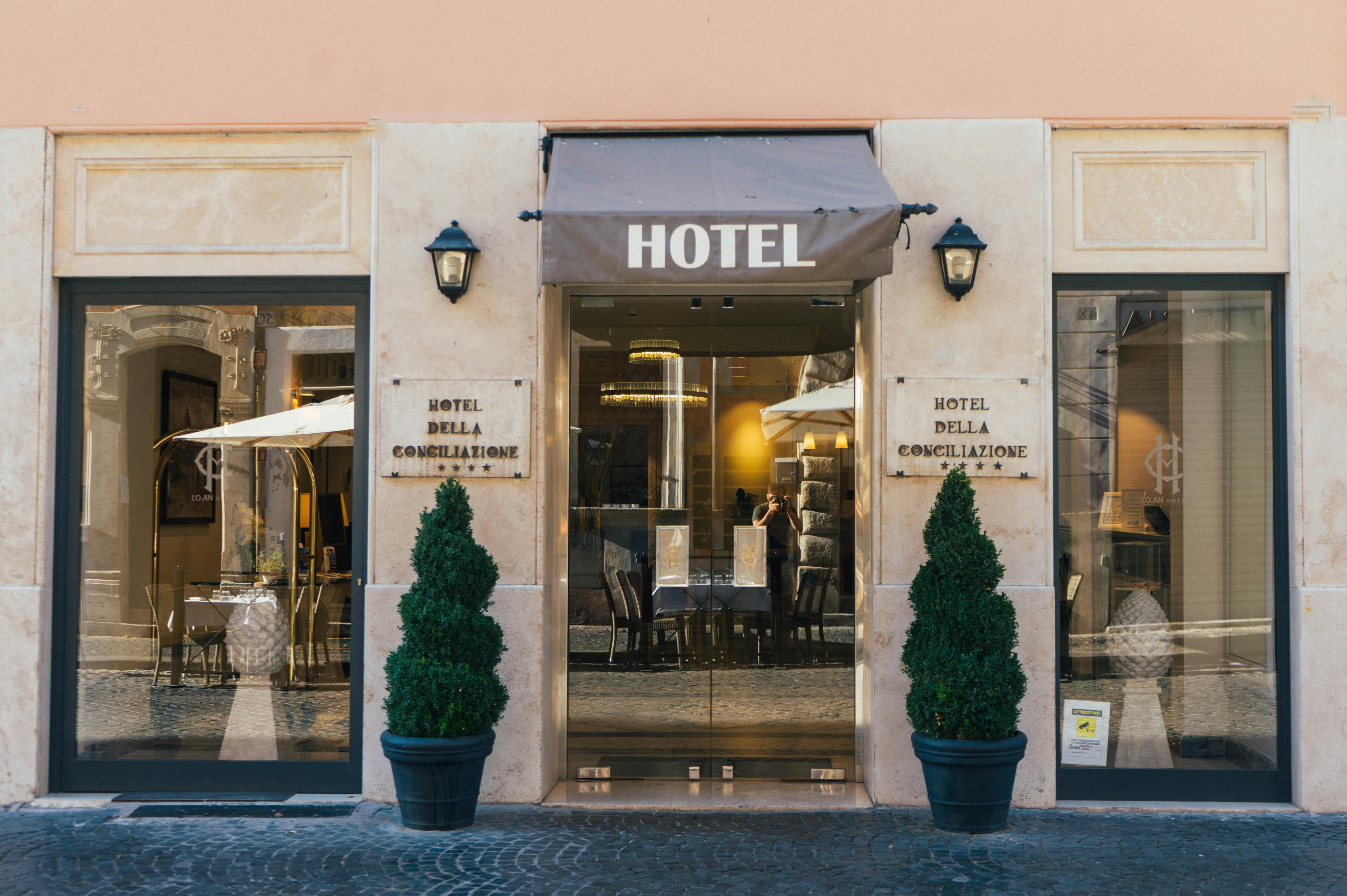 La entrada de un hotel | Fuente: Pexels