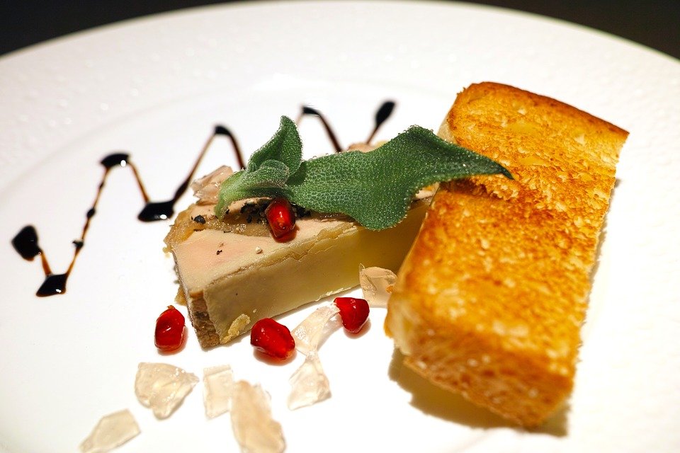 Foie-gras de pato o de oca acompañado con media rebanada de pan blanco tostada. | Foto: Pixabay