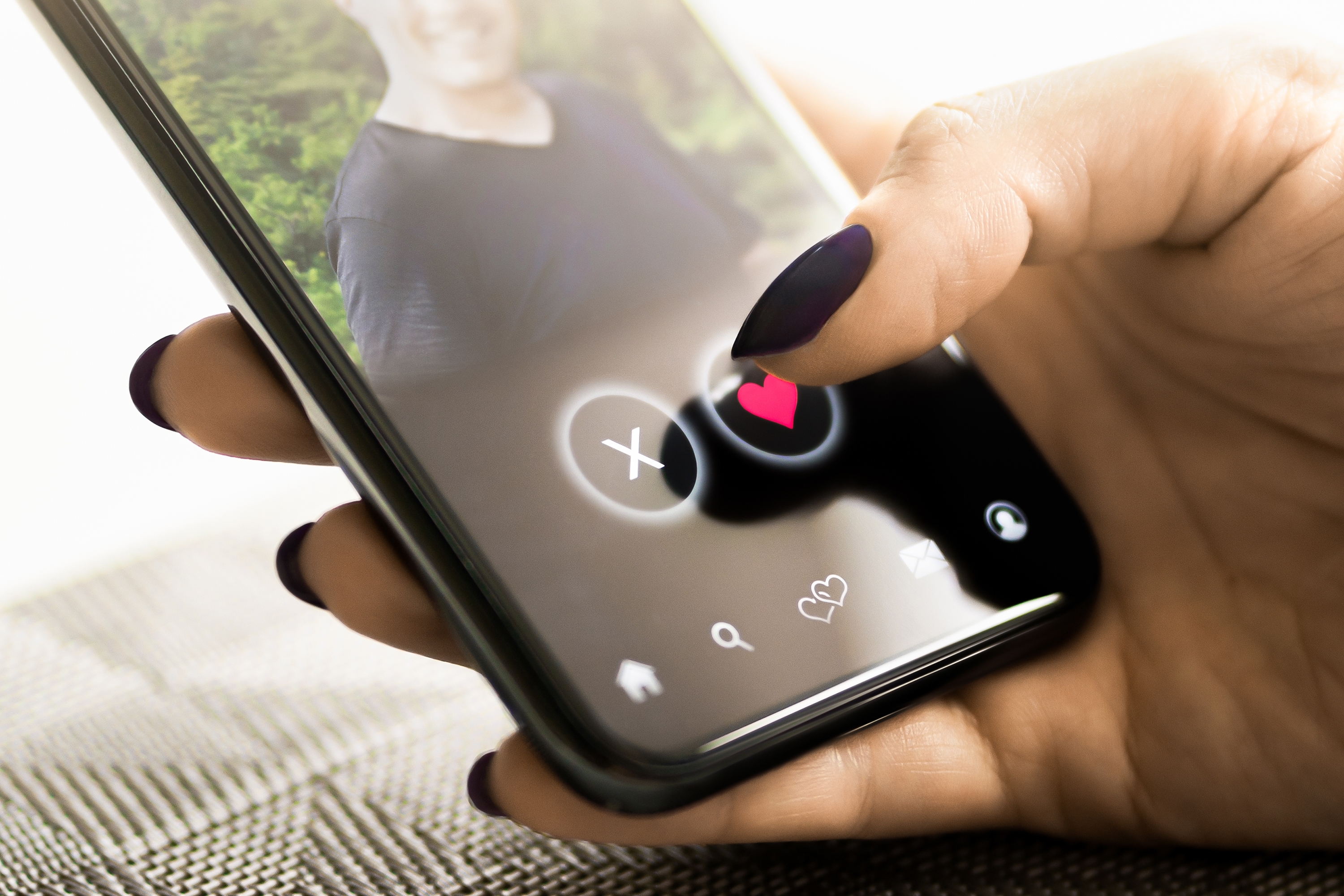 Una mujer viendo una aplicación de citas en un teléfono | Fuente: Shutterstock