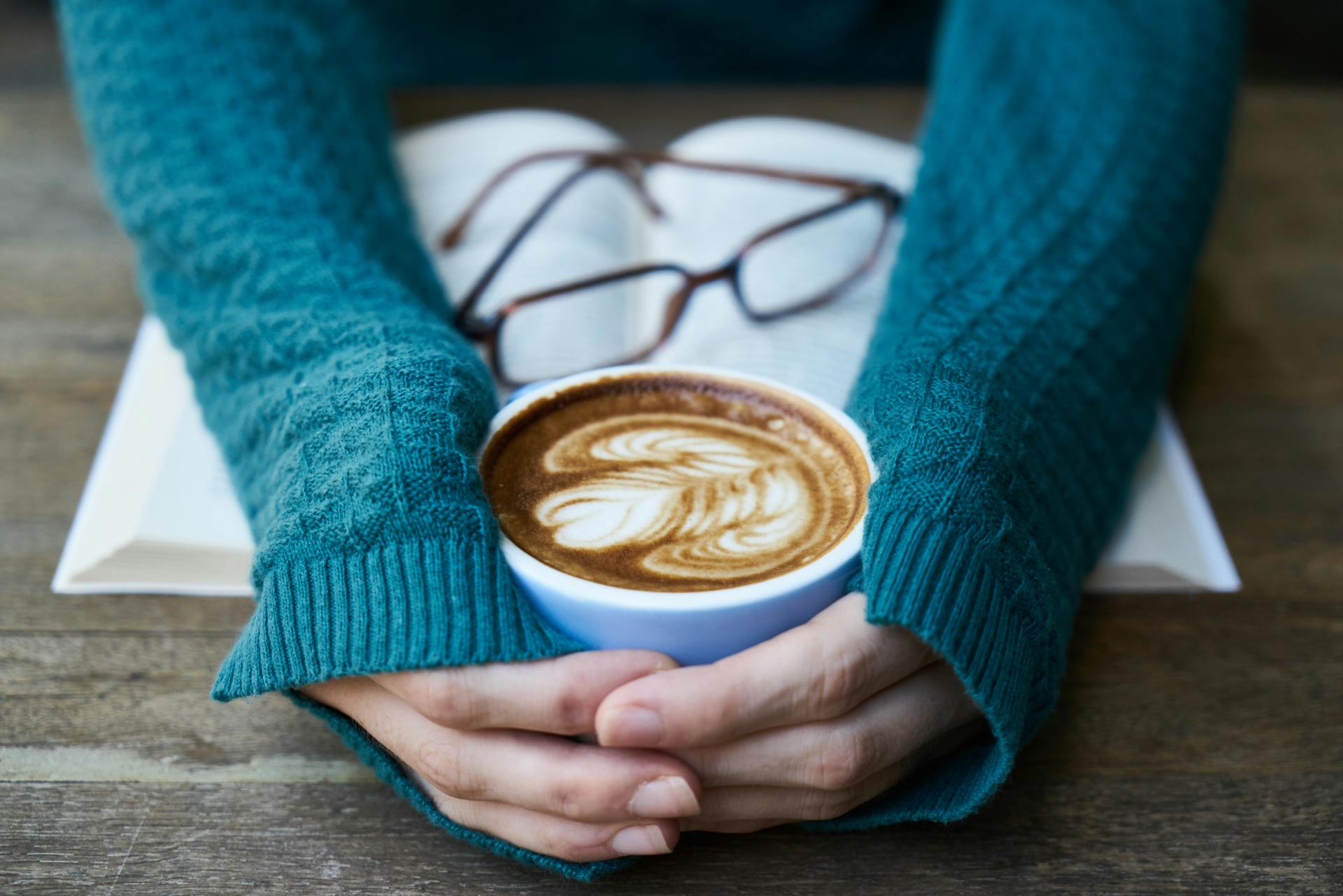 Una mujer con una taza de café en la mano | Fuente: Pexels