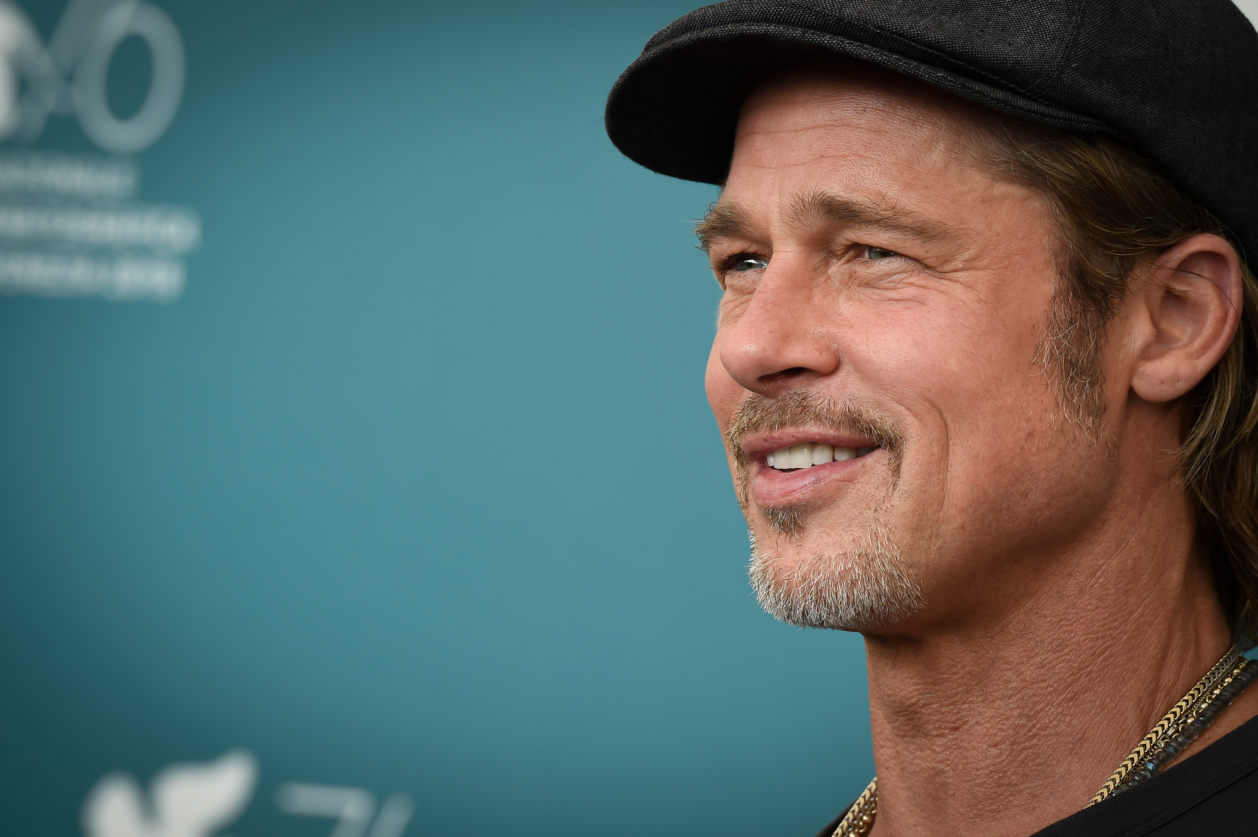 Años antes de su look con el pelo peinado hacia atrás en San Sebastian, Pitt llevó el cabello más largo debajo de una gorra oscura mientras promocionaba "Ad Astra" en el Venice International Film Festival en 2019. El primer plano muestra un peinado anterior mientras su último look de alfombra roja atrae nuevamente la atención. | Fuente: Getty Images