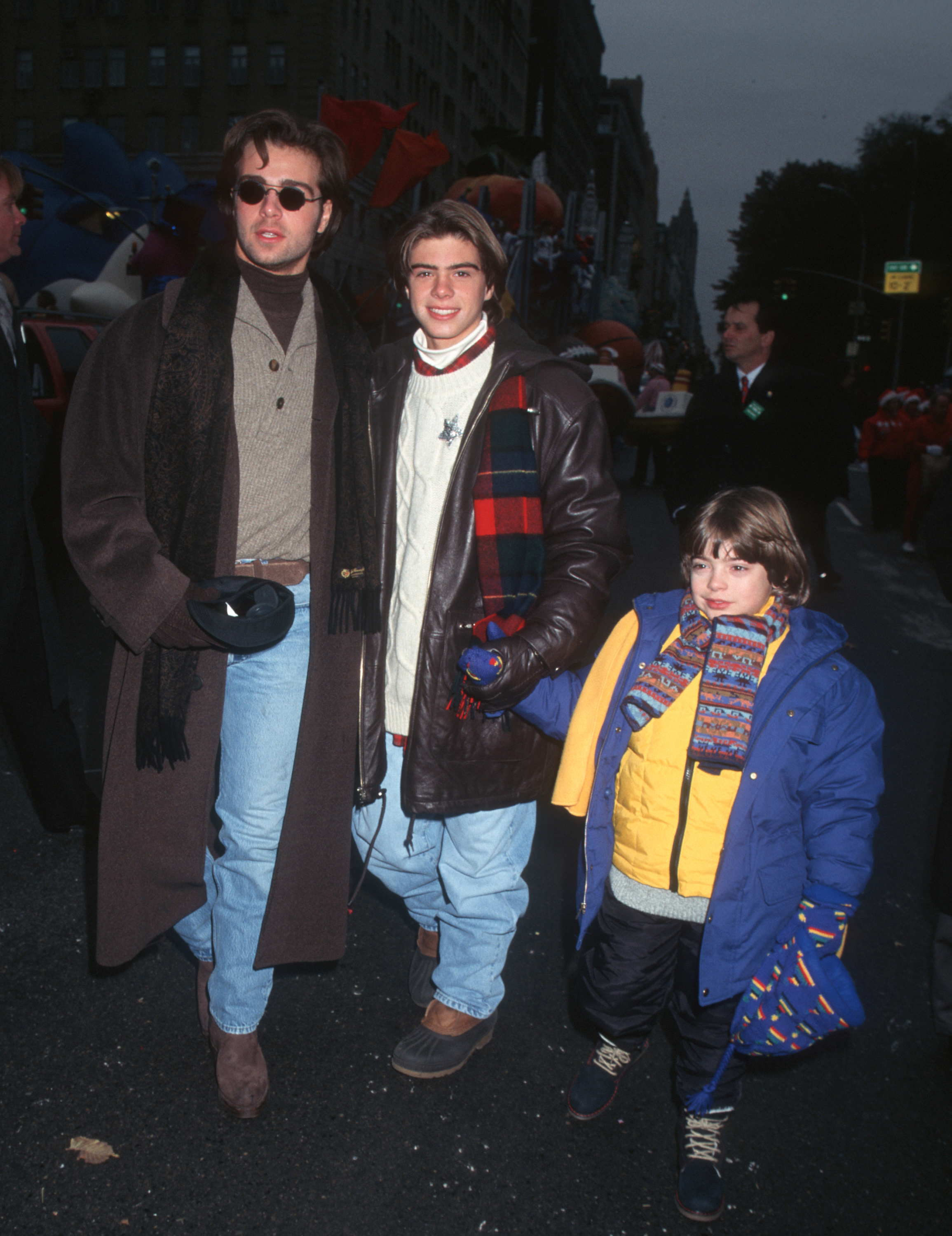 Joey, Matthew y Andrew Lawrence asisten al 69º Desfile Anual de Acción de Gracias de Macy's el 23 de noviembre de 1995 | Fuente: Getty Images