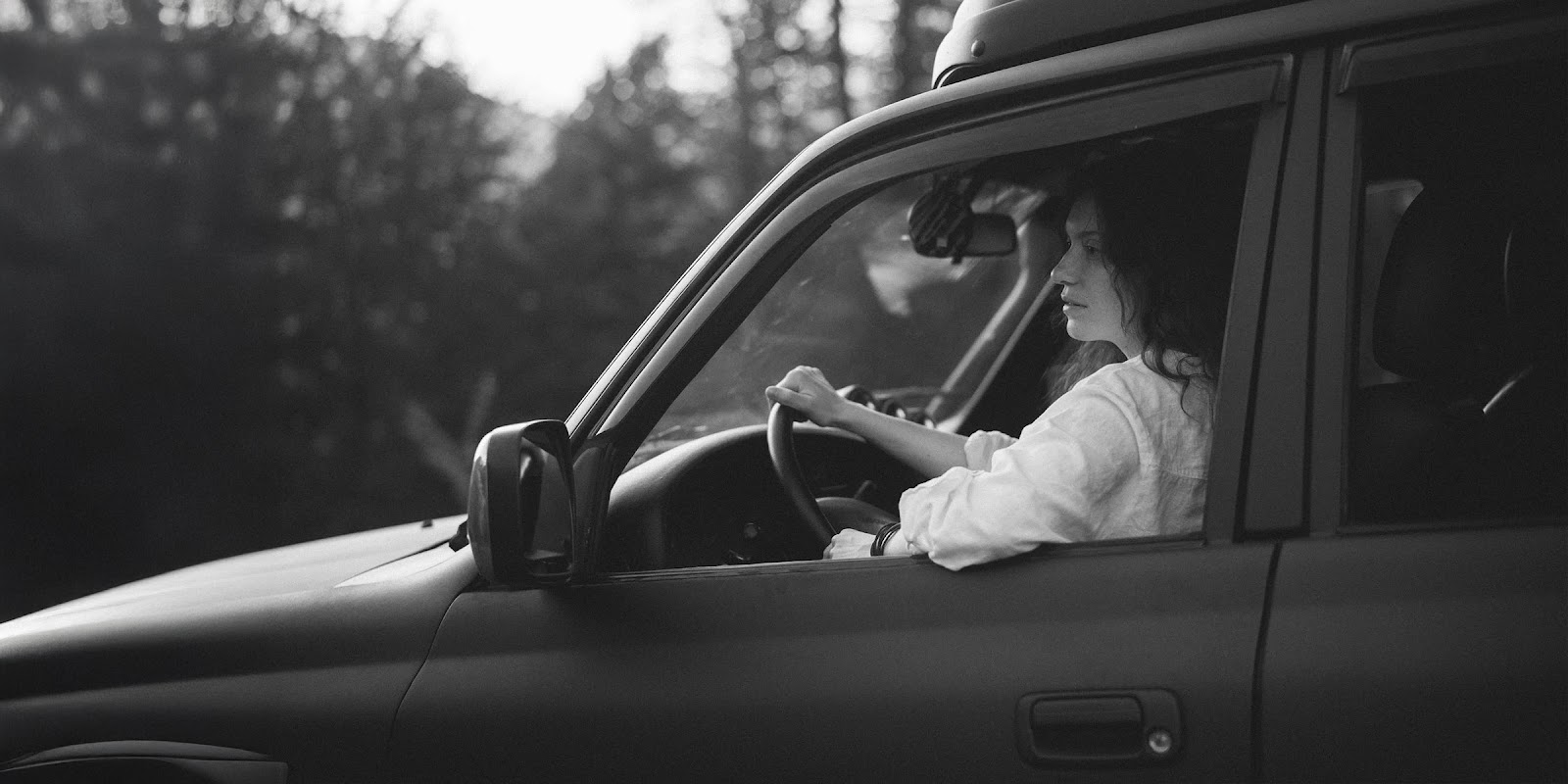 Una mujer en un Automóvil | Fuente: Midjourney