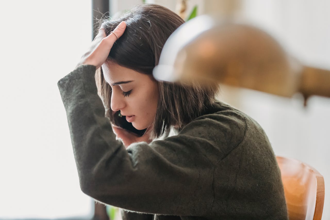 Una mujer ansiosa hablando por teléfono | Fuente: Pexels