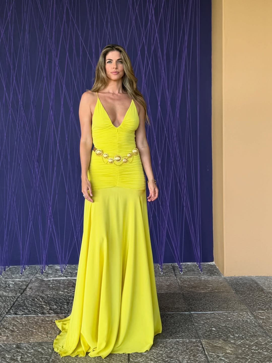 Stephanie Cayo luciendo su vestido para la gala internacional de los Premios Platino | Fuente: Instagram/unlunar