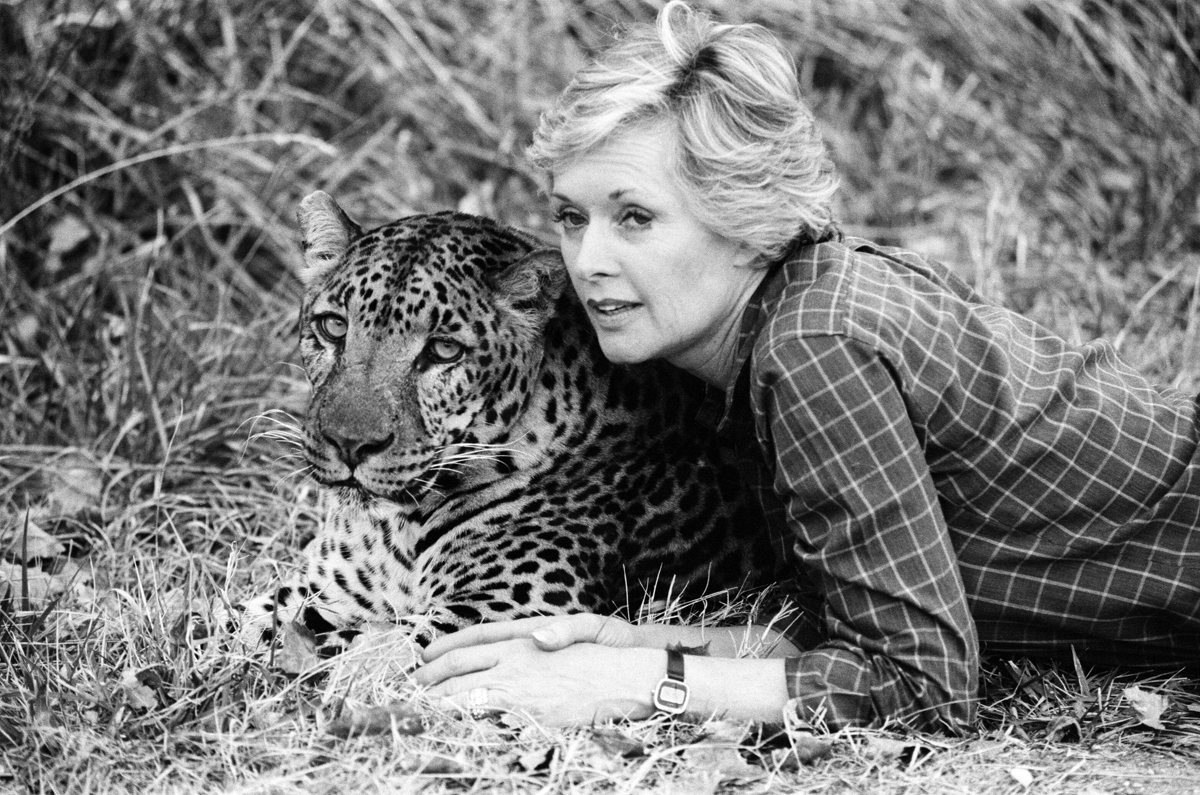 Tippi Hedren con sus animales en su complejo de San Fernando Valley, el 25 de enero de 1982. | Fuente: Getty Images