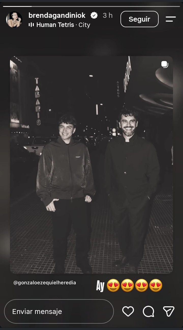 Brenda Gandini compartió una fotografía de su pareja Gonzalo Heredia y su hijo Eloy juntos en las afueras del Teatro Nacional | Fuente: Instagram Stories/brendagandiniok