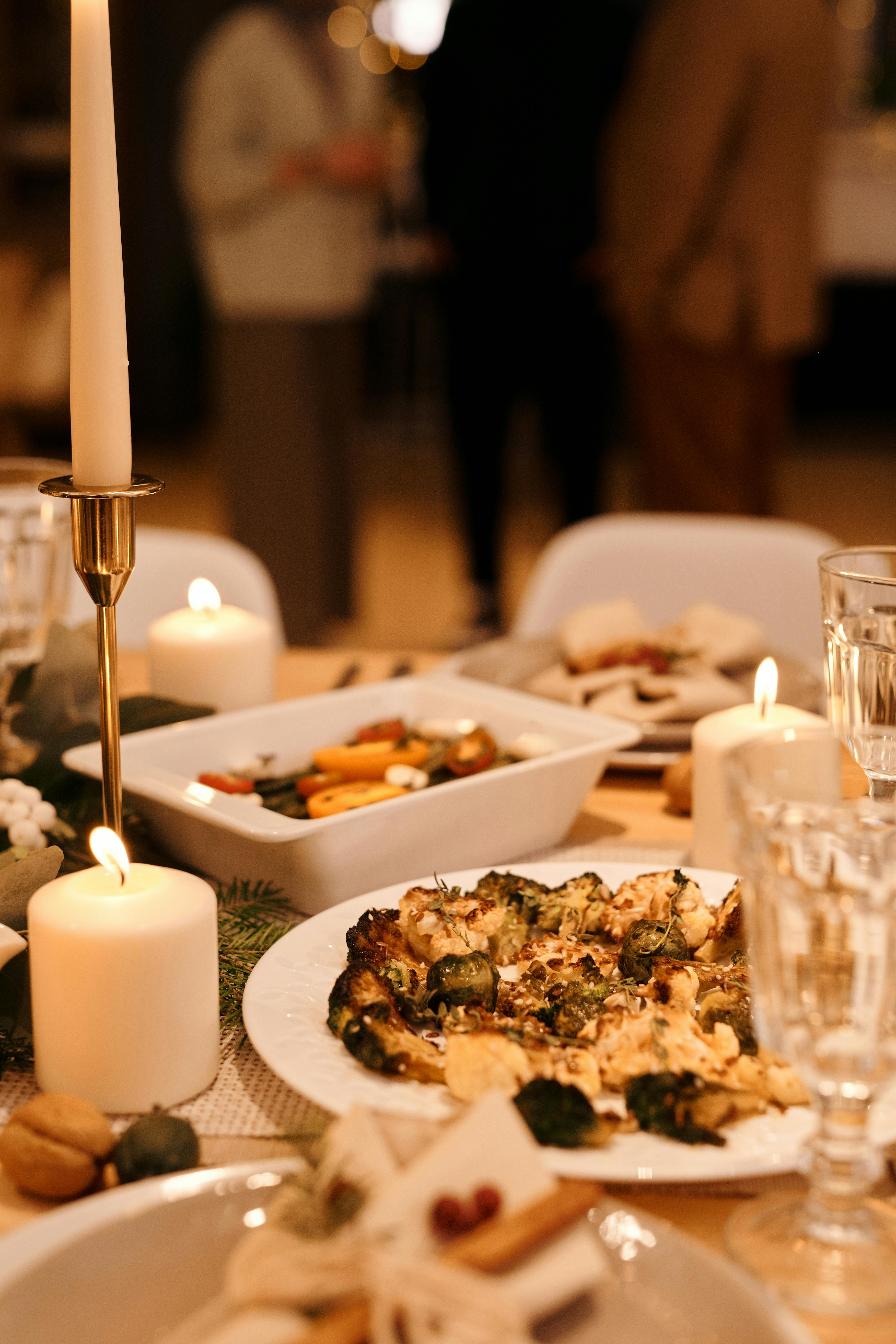 Una mesa puesta con comida | Fuente: Pexels