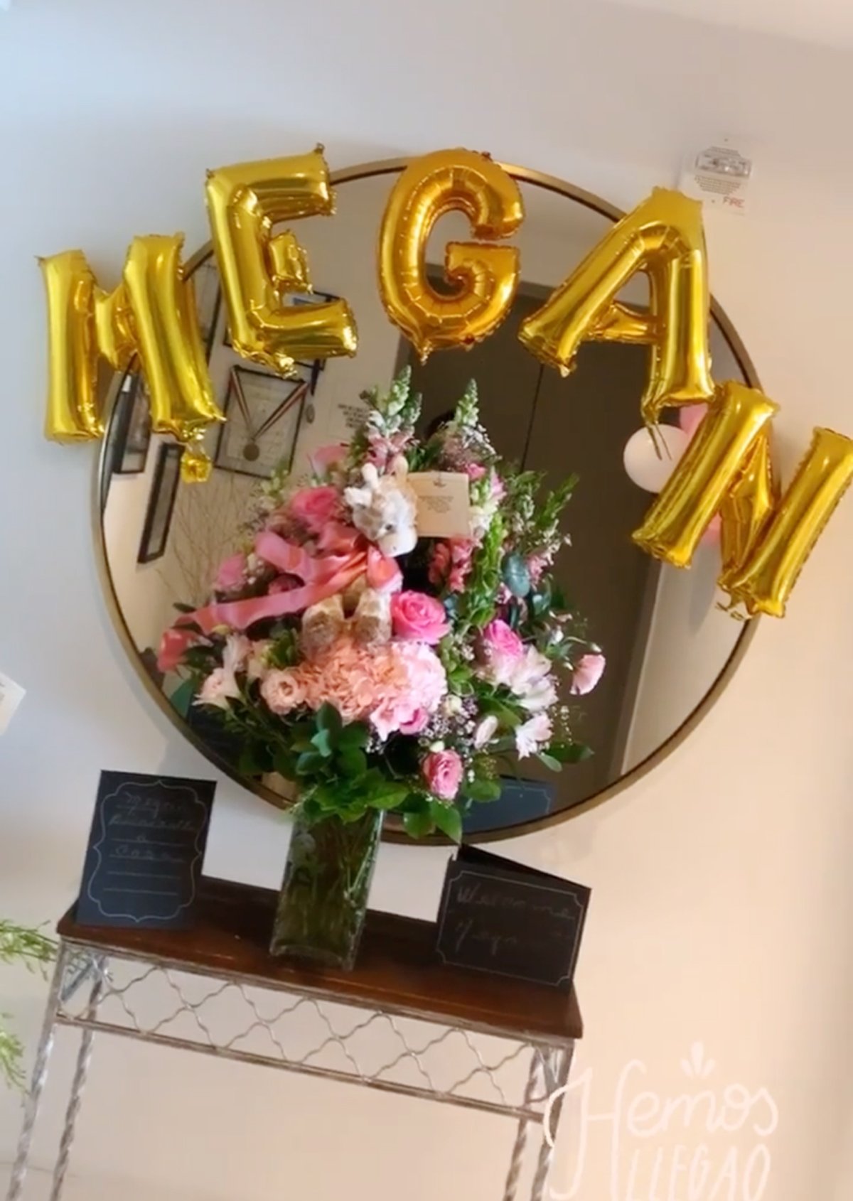 Michelle Galván mostrando las decoraciones que preparó su familia para darle la bienvenida a ella y a su recién nacida. | Foto: Historias de Instagram/ michellegalvantv