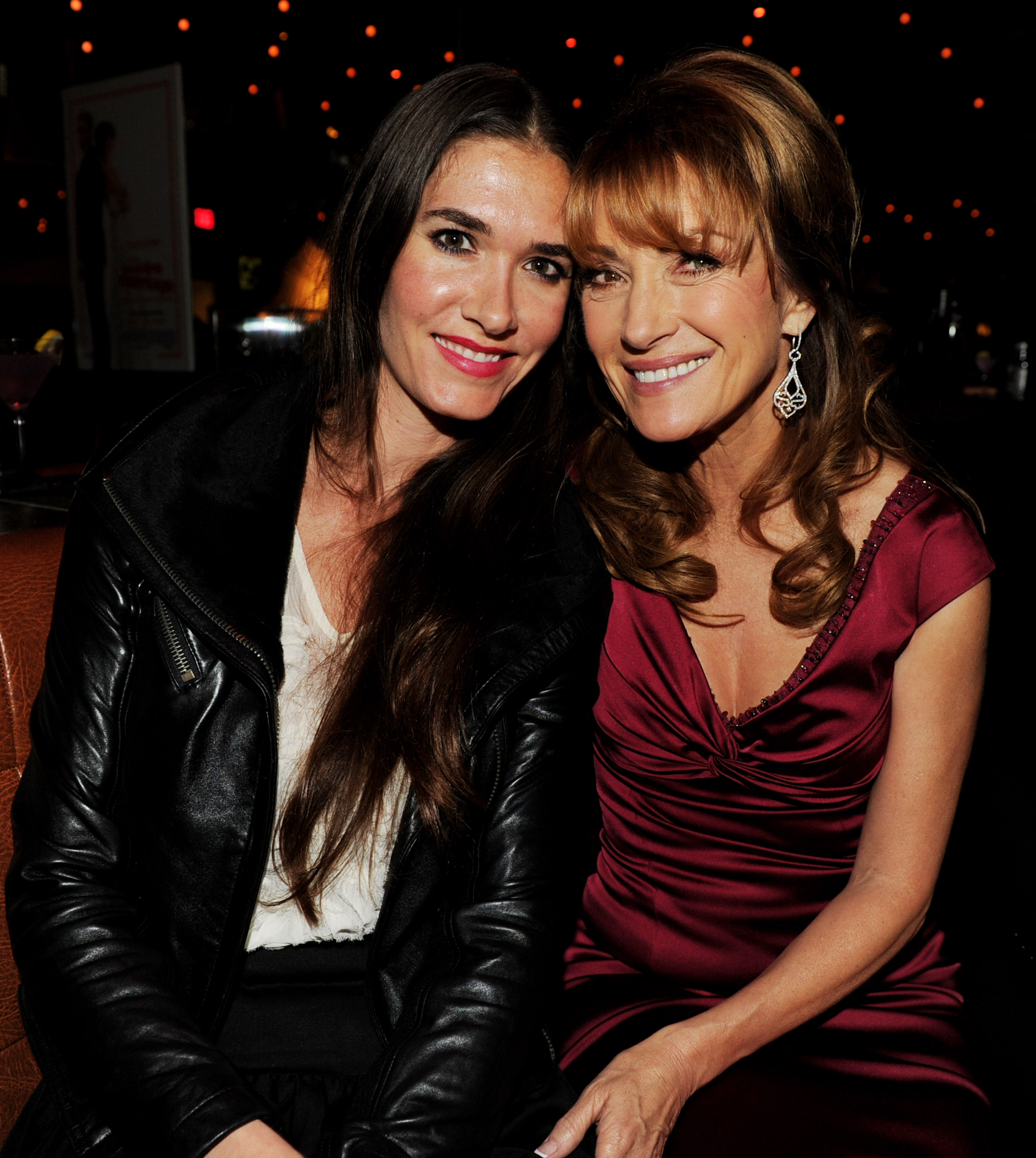 Jenni Flynn y Jane Seymour en el estreno de "Love, Wedding, Marriage" el 17 de mayo de 2011 en West Hollywood, California. | Fuente: Getty Images