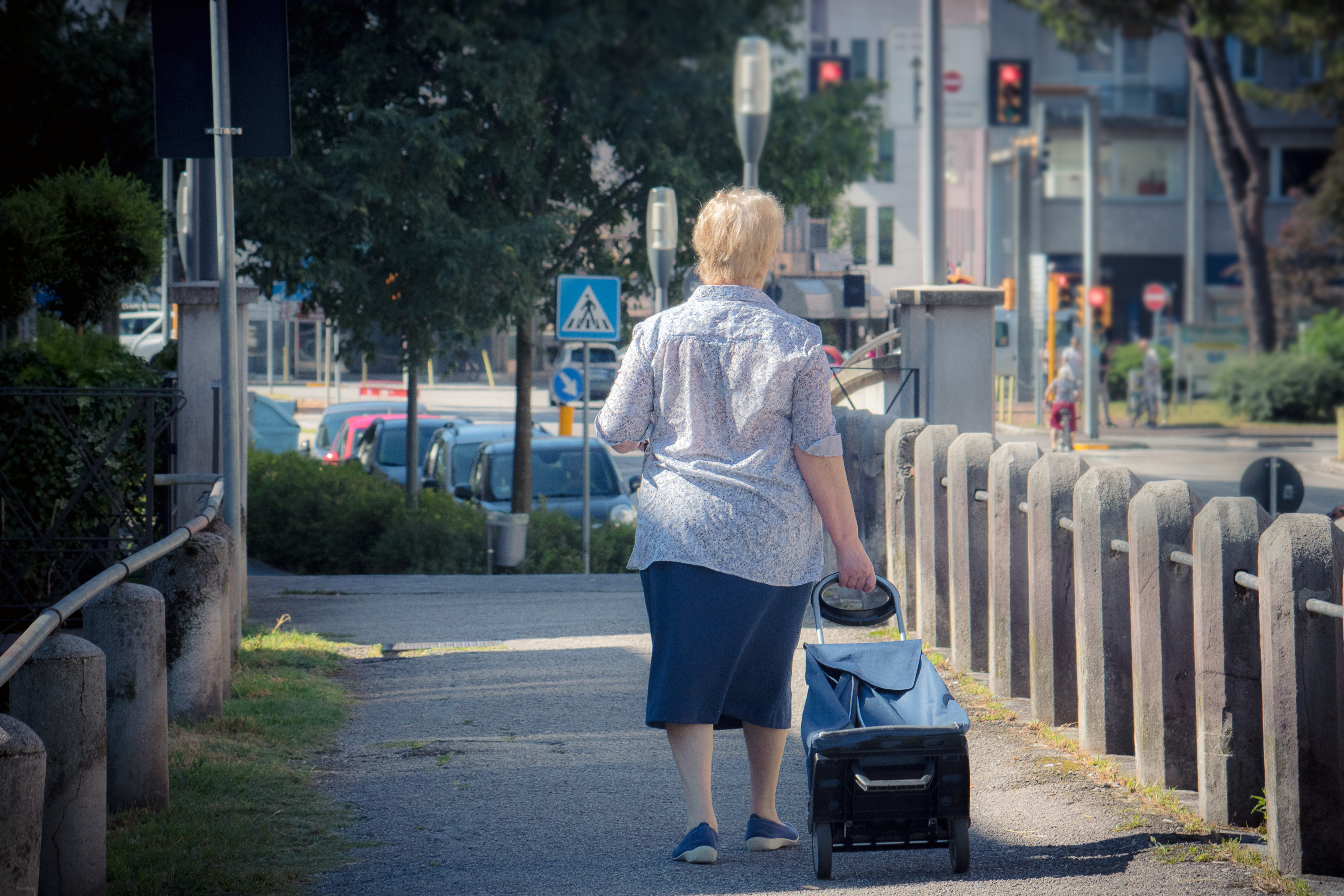 Una mujer caminando con una bolsa de carrito | Foto: Shutterstock