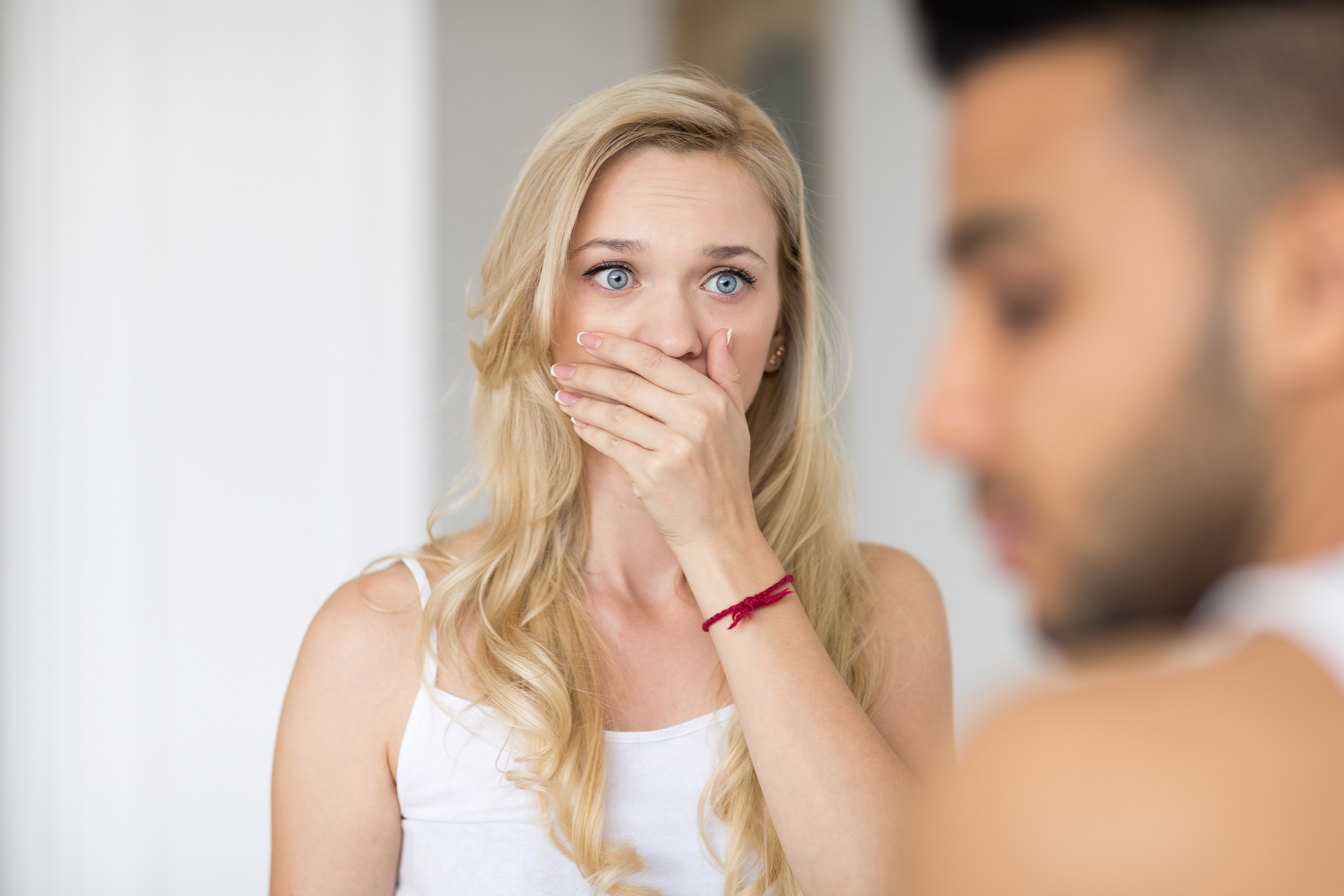 Una mujer sorprendida mirando a un hombre | Foto: Shutterstock