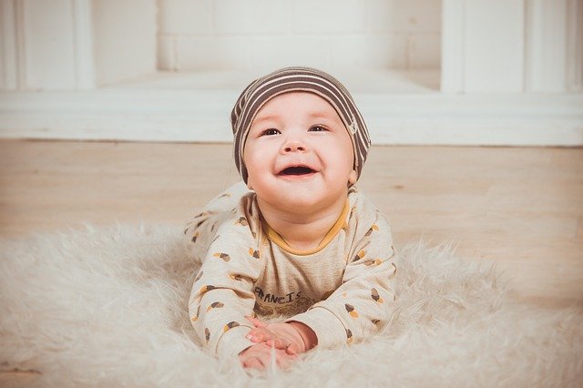 Bebé sonriente. │ Foto: Pixabay