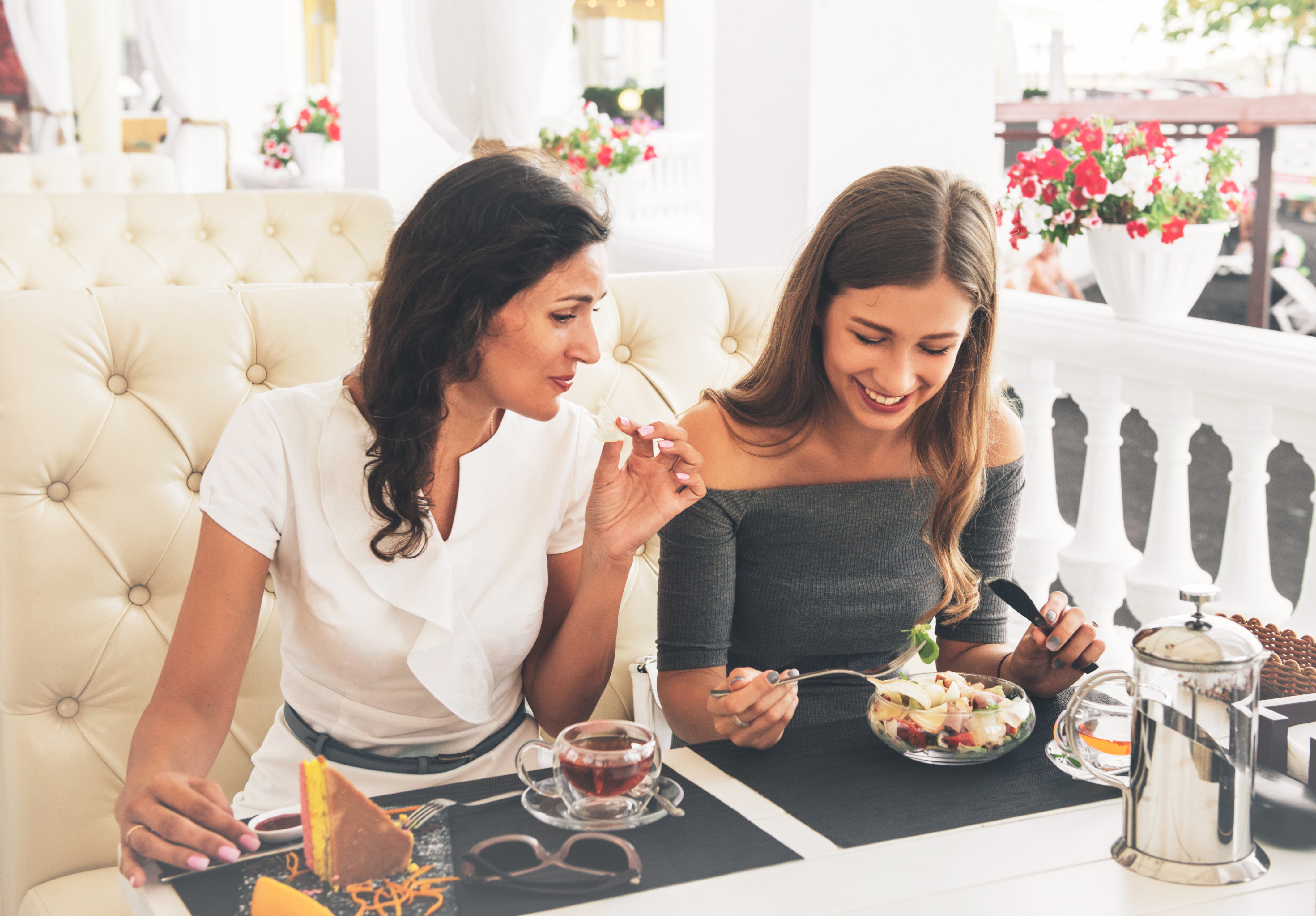 Madre e hija almorzando juntas | Foto: Shutterstock