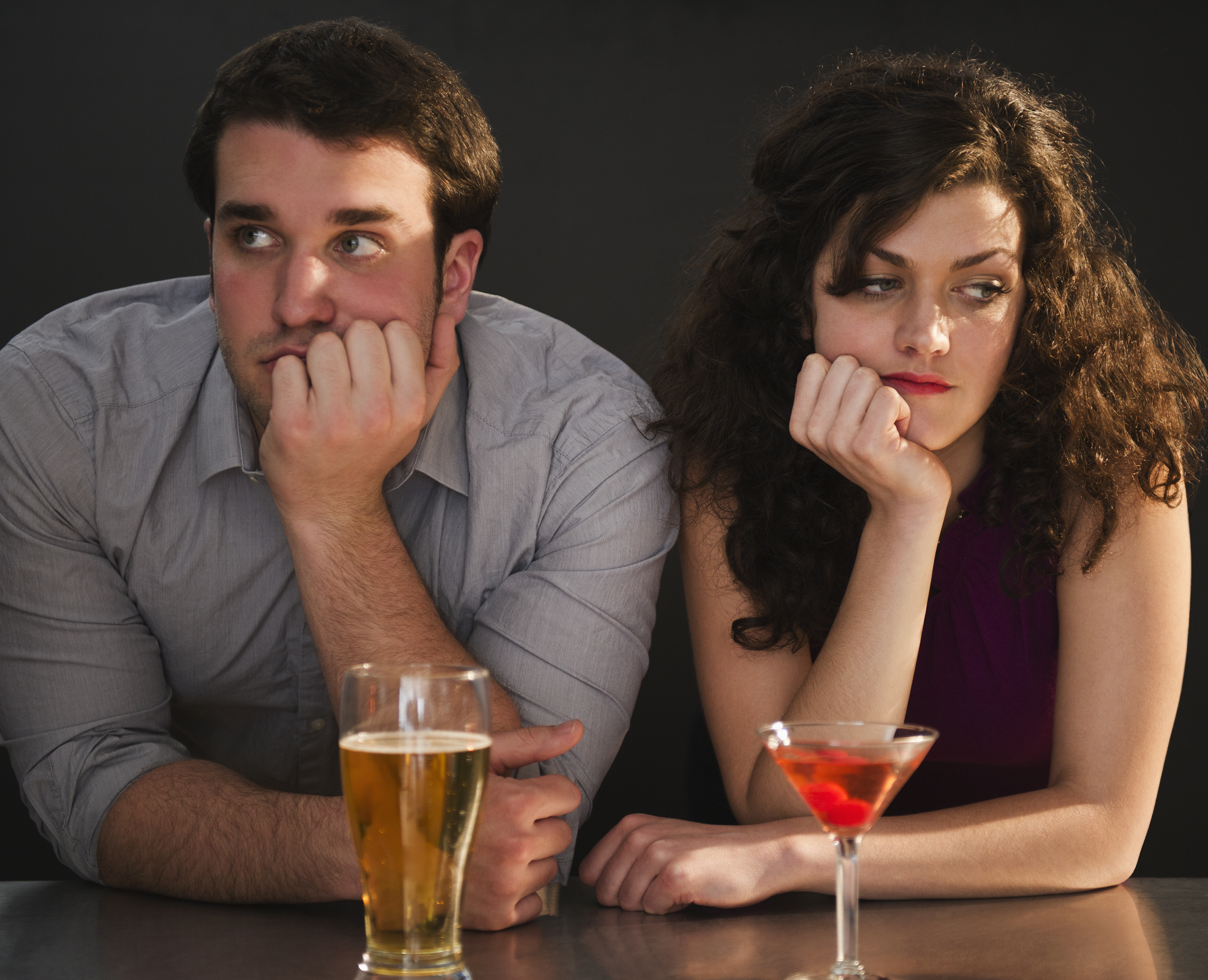 Pareja aburrida sentada en un bar | Fuente: Getty Images