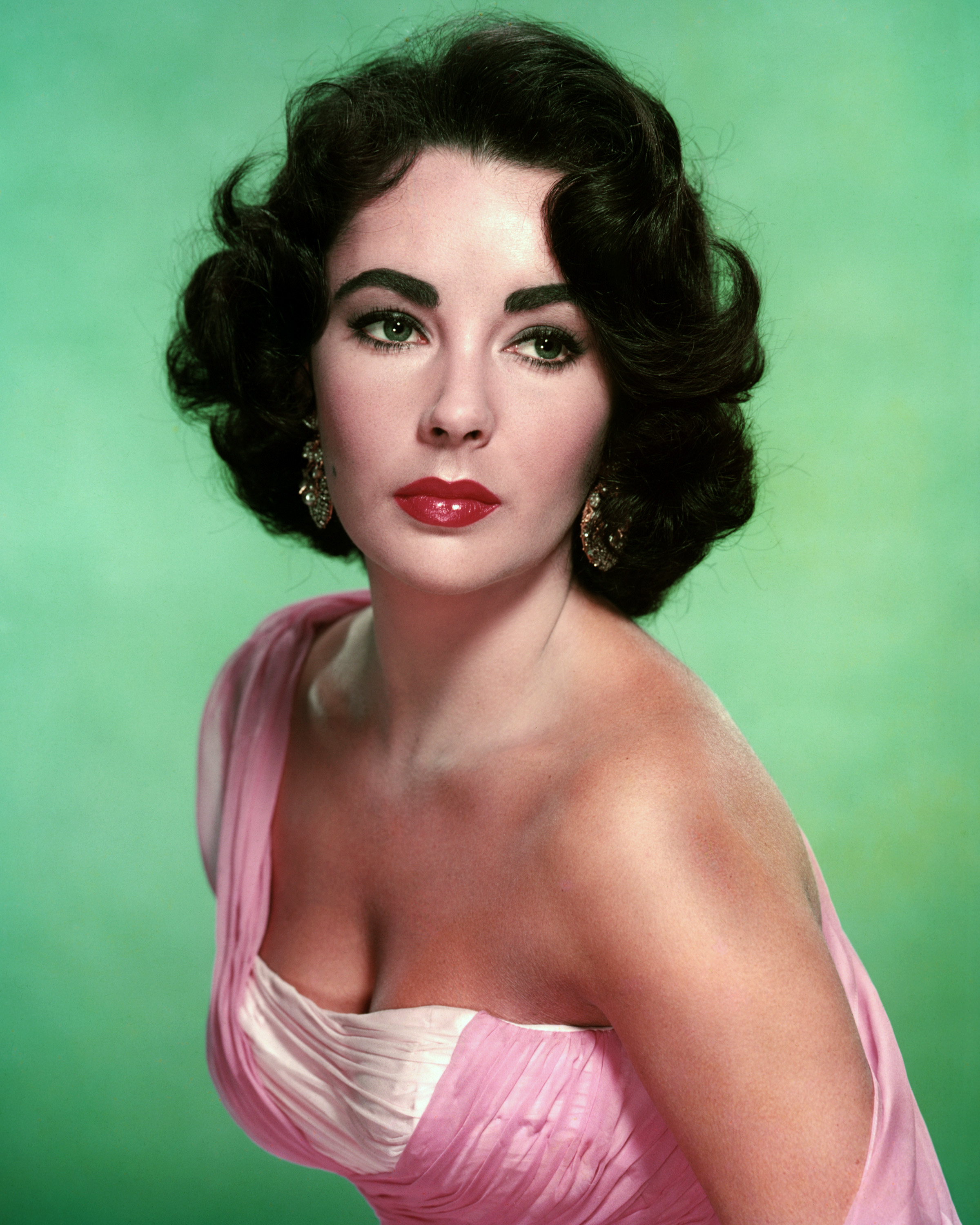 La actriz estadounidense de origen británico Elizabeth Taylor (1932 - 2011), hacia 1960. | Foto: Getty Images