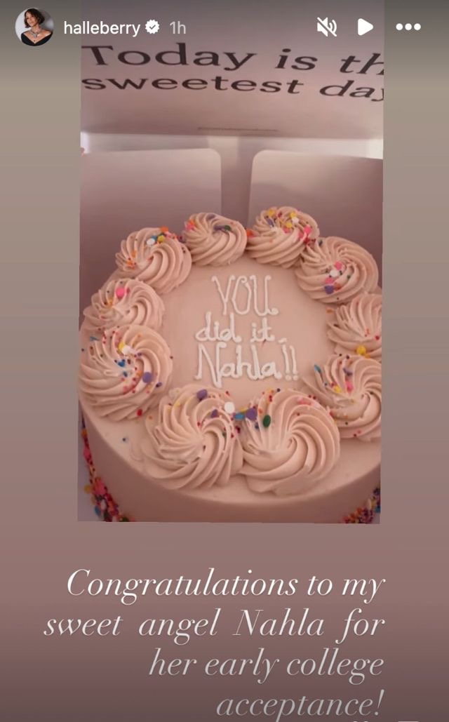 Halle Berry compartió esta historia de Instagram para celebrar la admisión anticipada de Nahla a la universidad, publicando una foto de un pastel rosa con el mensaje "¡Lo lograste, Nahla!" y llamando a su hija su "dulce ángel". | Fuente: Instagram Stories vía @halleberry