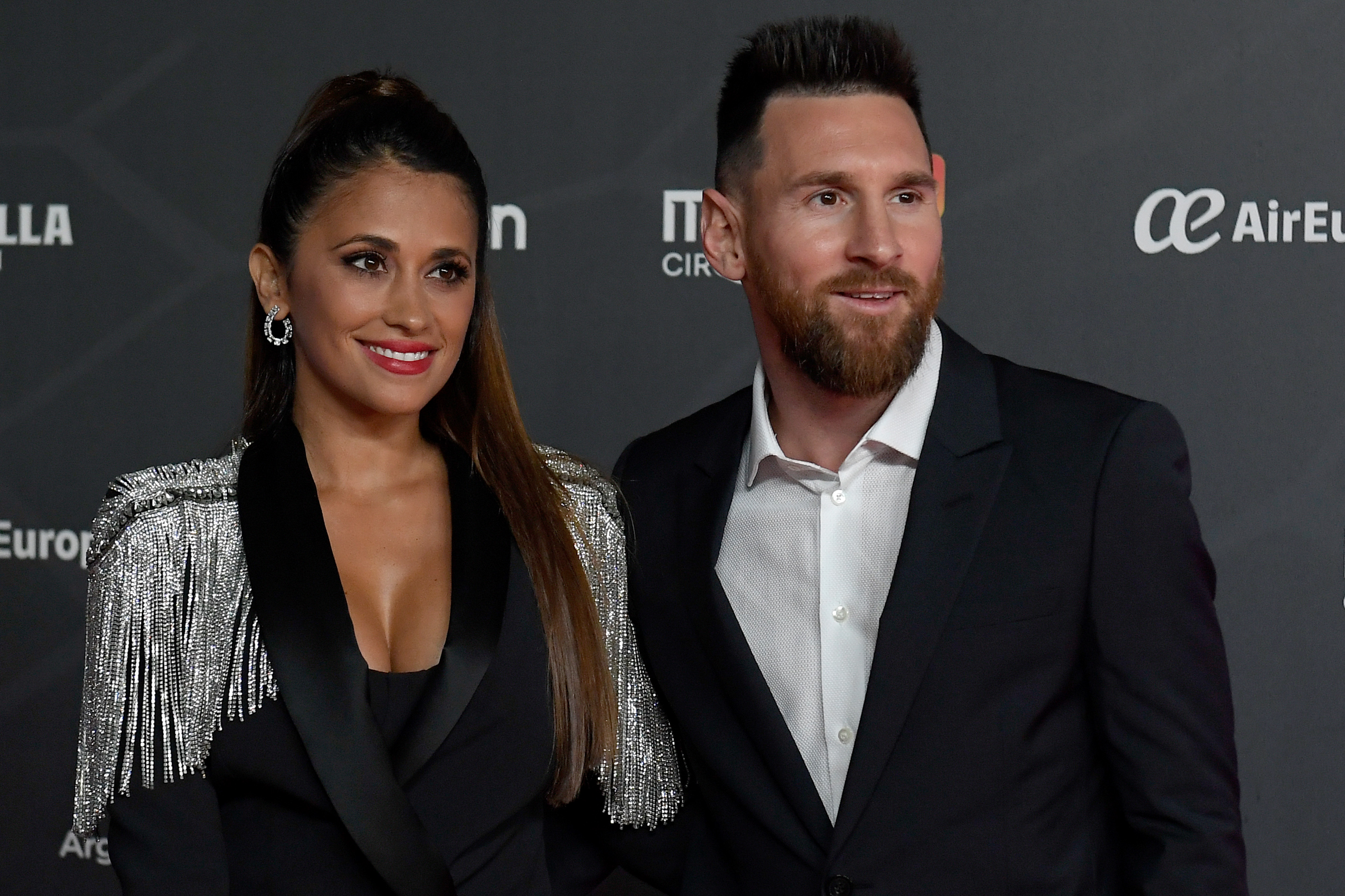 Lionel Messi y su esposa Antonela Roccuzzo en la alfombra roja durante el estreno del último espectáculo del Cirque du Soleil "Messi 10" en Barcelona el 10 de octubre de 2019. | Fuente: Getty Images