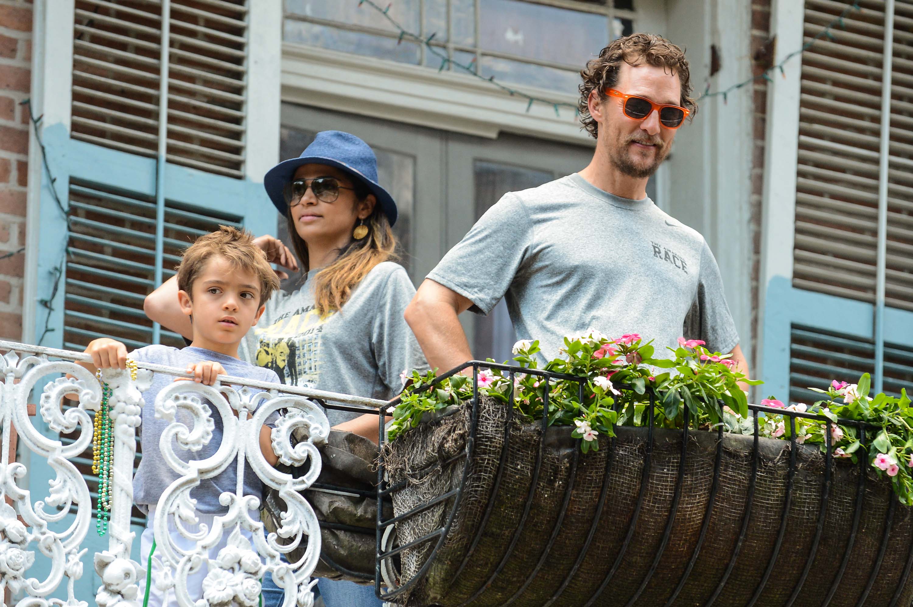 Levi McConaughey, Camila Alves y Matthew McConaughey participan en una búsqueda del tesoro benéfica de Amazing Race en Nueva Orleans, Luisiana, el 17 de mayo de 2014. | Fuente: Getty Images