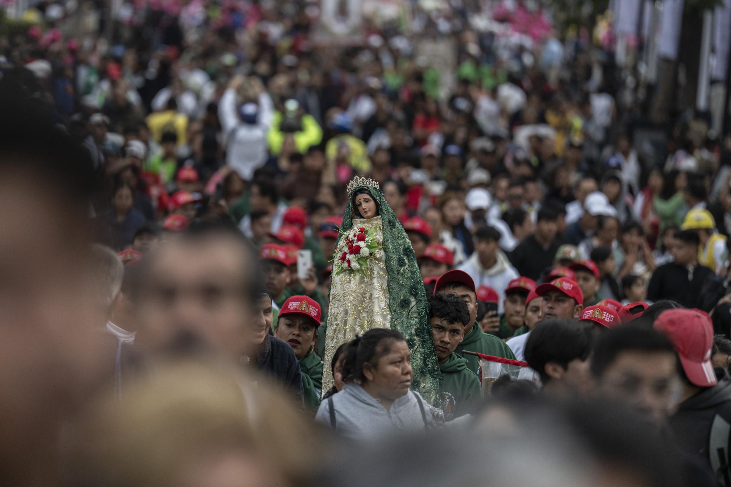 La Virgen de Guadalupe en brazos de peregrinos a su llegada a la Basílica de Guadalupe el 11 de diciembre de 2025 en la Ciudad de México, México. | Fuente: Getty Images