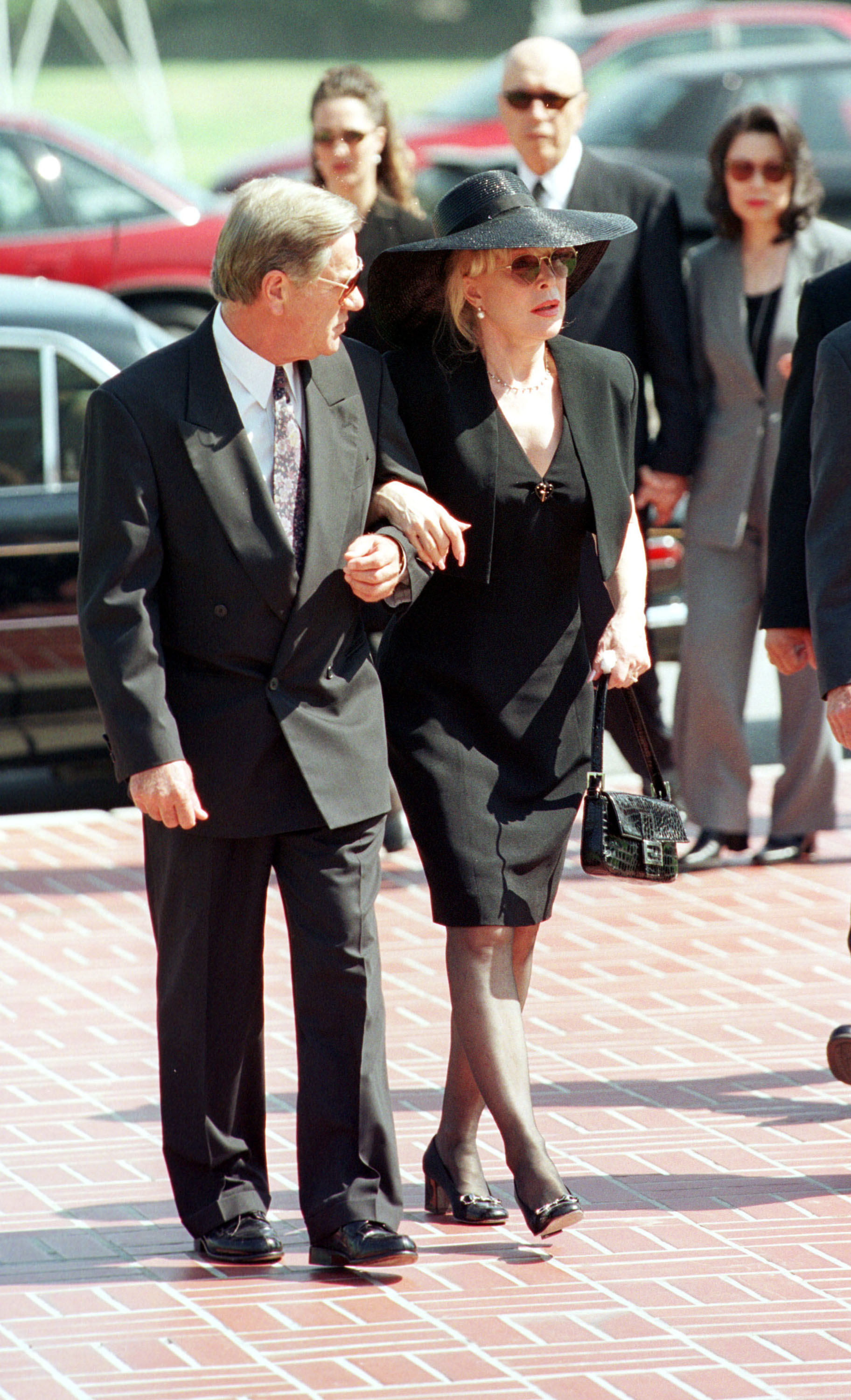 Jon Eicholtz y Barbara Eden llegan al funeral de su hijo Matthew Ansara en Los Ángeles, California, el 2 de julio de 2001. | Fuente: Getty Images