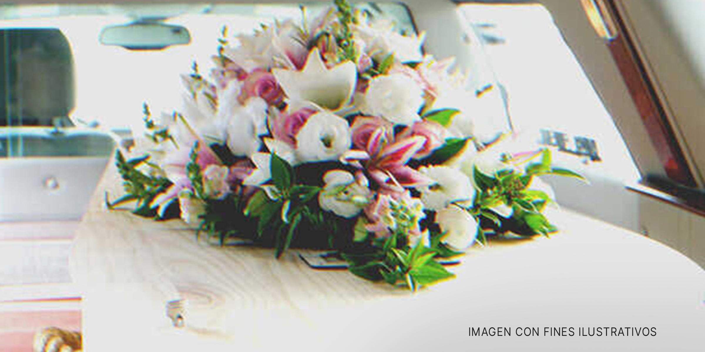 Flores sobre un ataúd dentro de un carro fúnebre. | Foto: Shutterstock