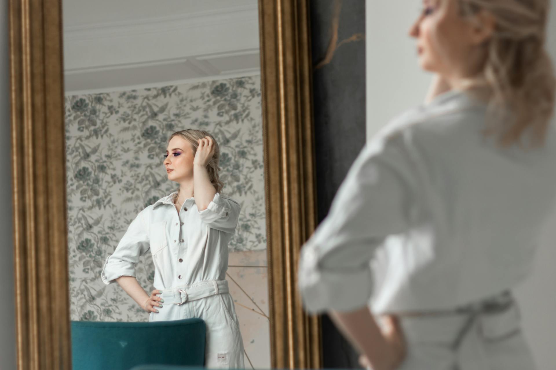 Una mujer frente al espejo | Fuente: Pexels