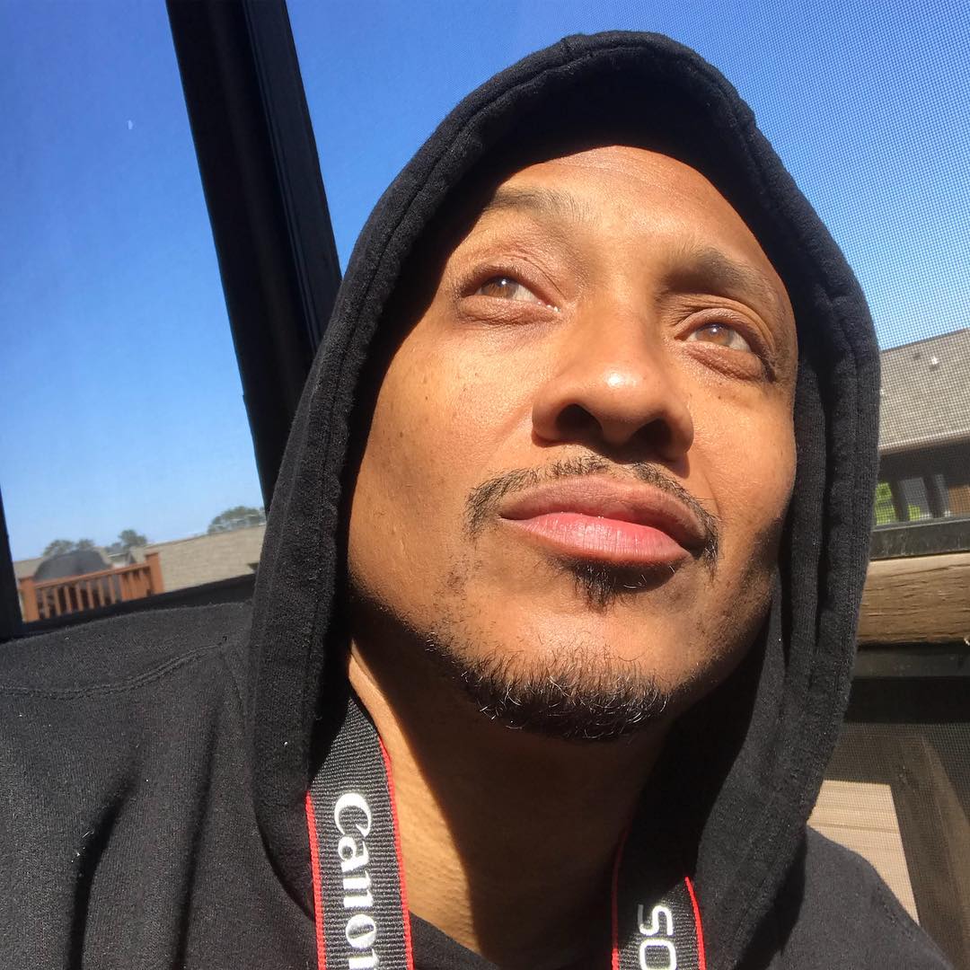 El actor posa para una foto, visto en un post fechado el 22 de marzo de 2018 | Fuente: Instagram/khalilkain