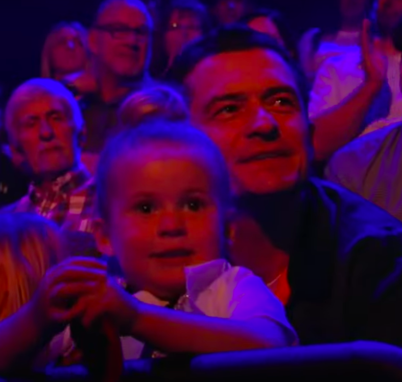 Daisy Dove Bloom y Orlando Bloom viendo a Katy Perry entre el público de "American Idol", publicado el 14 de mayo de 2024 | Fuente: YouTube/Entertainment Tonight