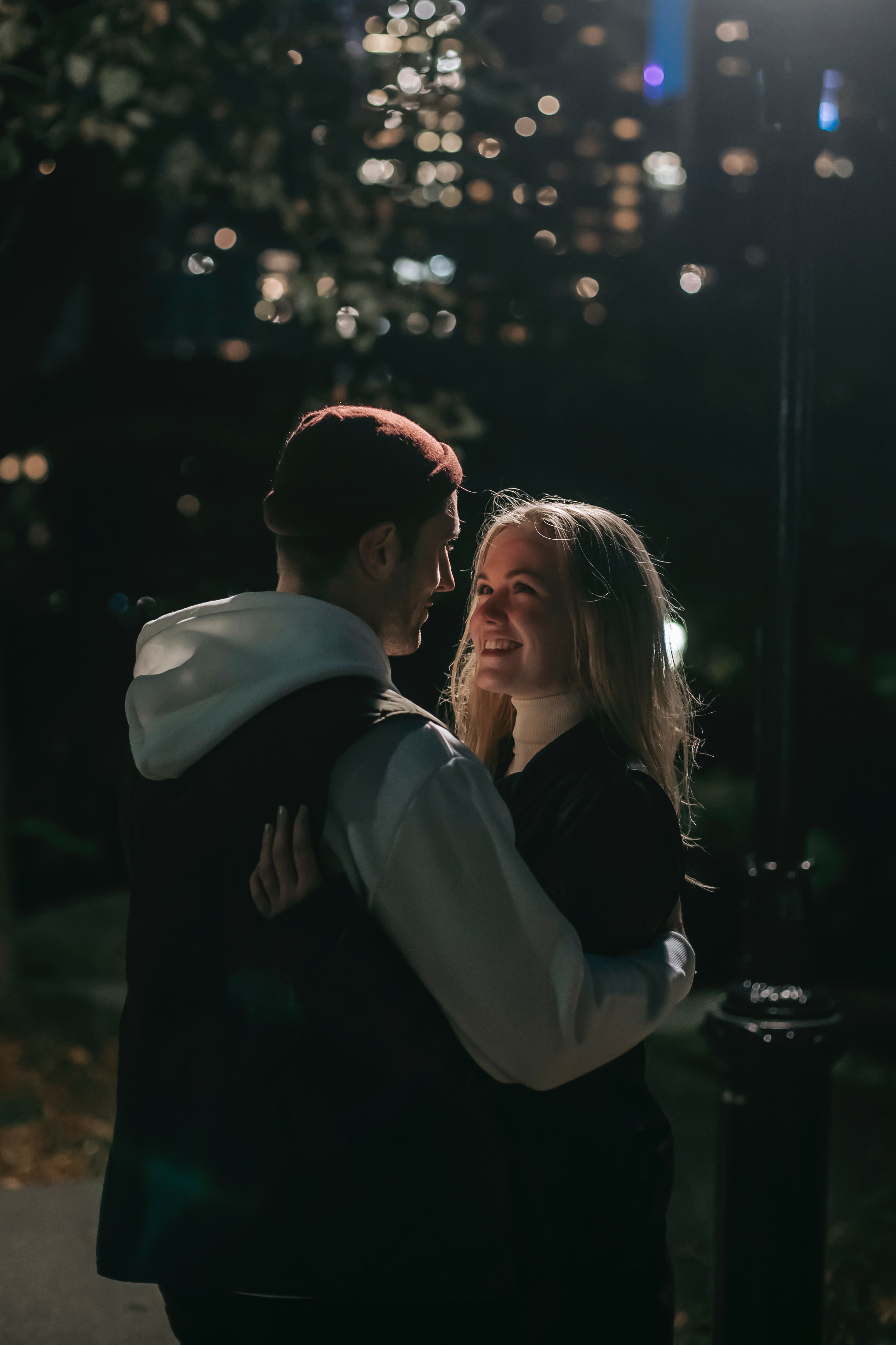 Una pareja de enamorados comparte un momento feliz. | Foto: Pexels