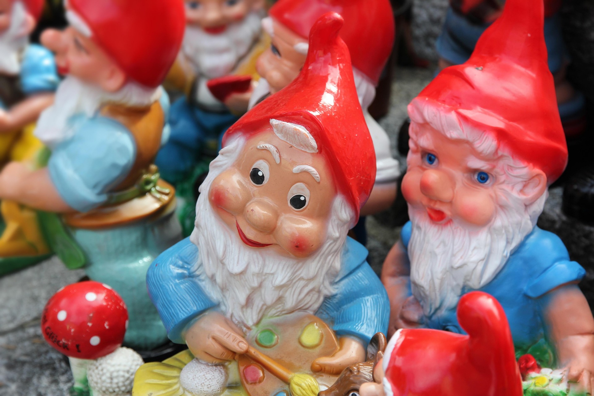 Una colección de gnomos de jardín | Fuente: Pixabay