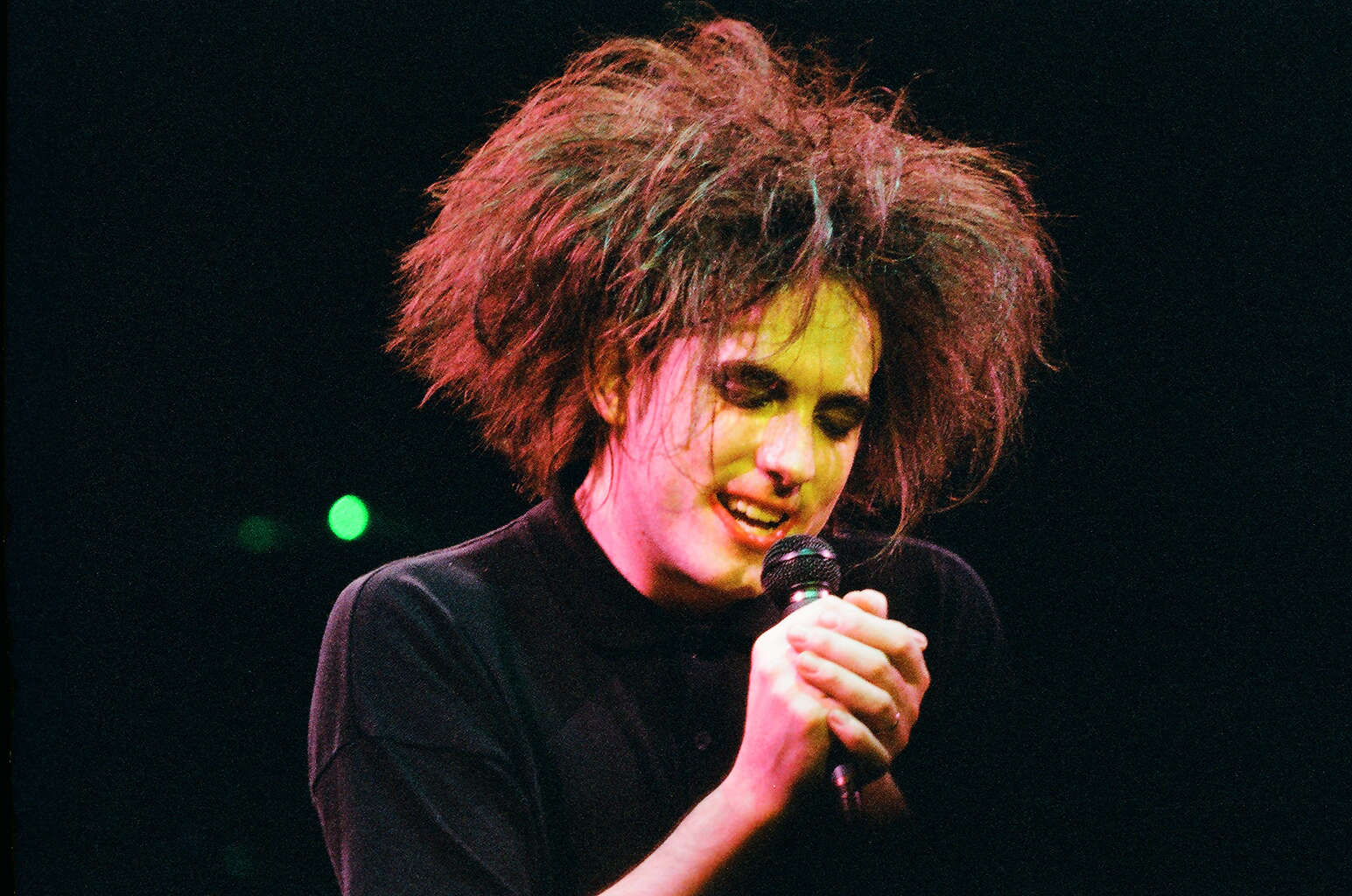 Robert Smith de The Cure actúa en el escenario del Royal Albert Hall, el 25 de abril de 1986, en Londres, Reino Unido. | Foto: Getty Images