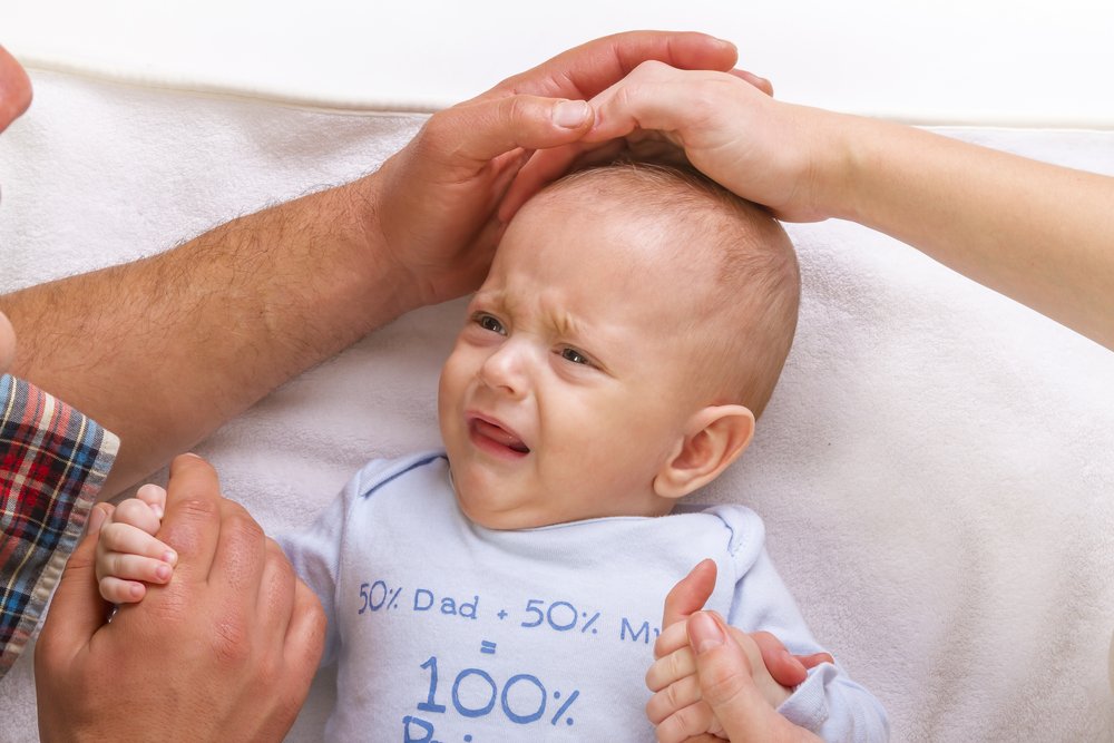 Padres calmando a su bebé. | Foto: Shutterstock