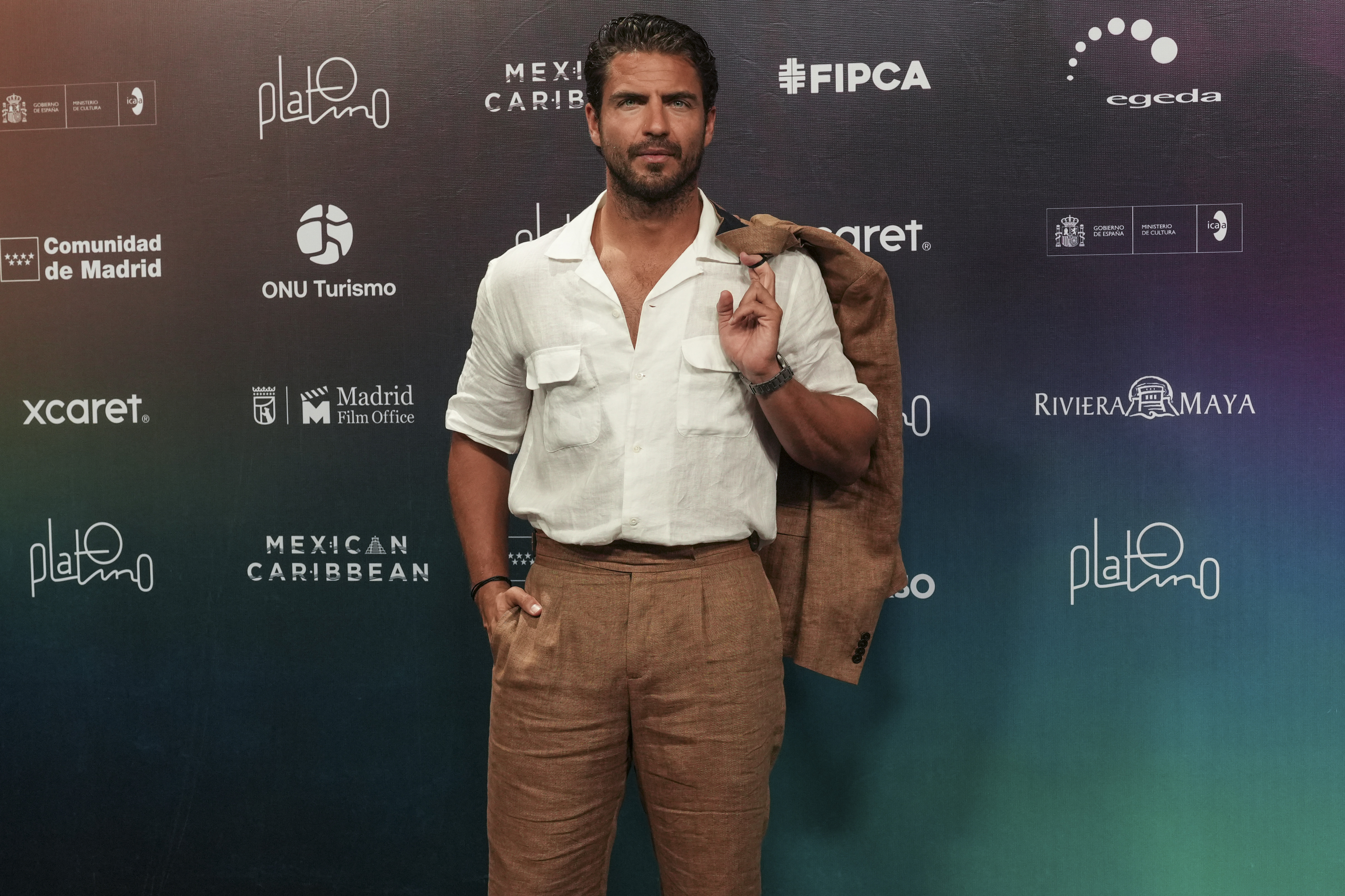 Maxi Iglesias durante la alfombra roja de los Premios Platino 2026 en el Parque Xcaret el 9 de mayo de 2026 en la Riviera Maya, México. | Fuente: Getty Images
