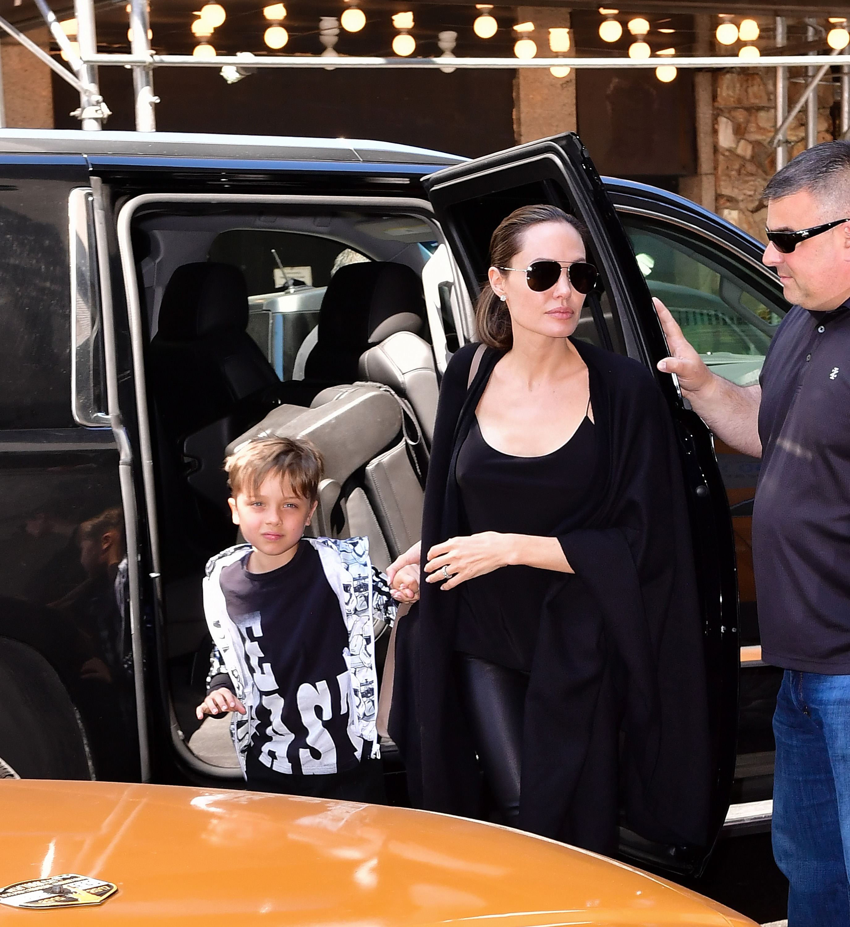 Knox Jolie-Pitt y Angelina Jolie llegan al musical de Broadway "Hamilton" el 19 de junio de 2016 | Fuente: Getty Images