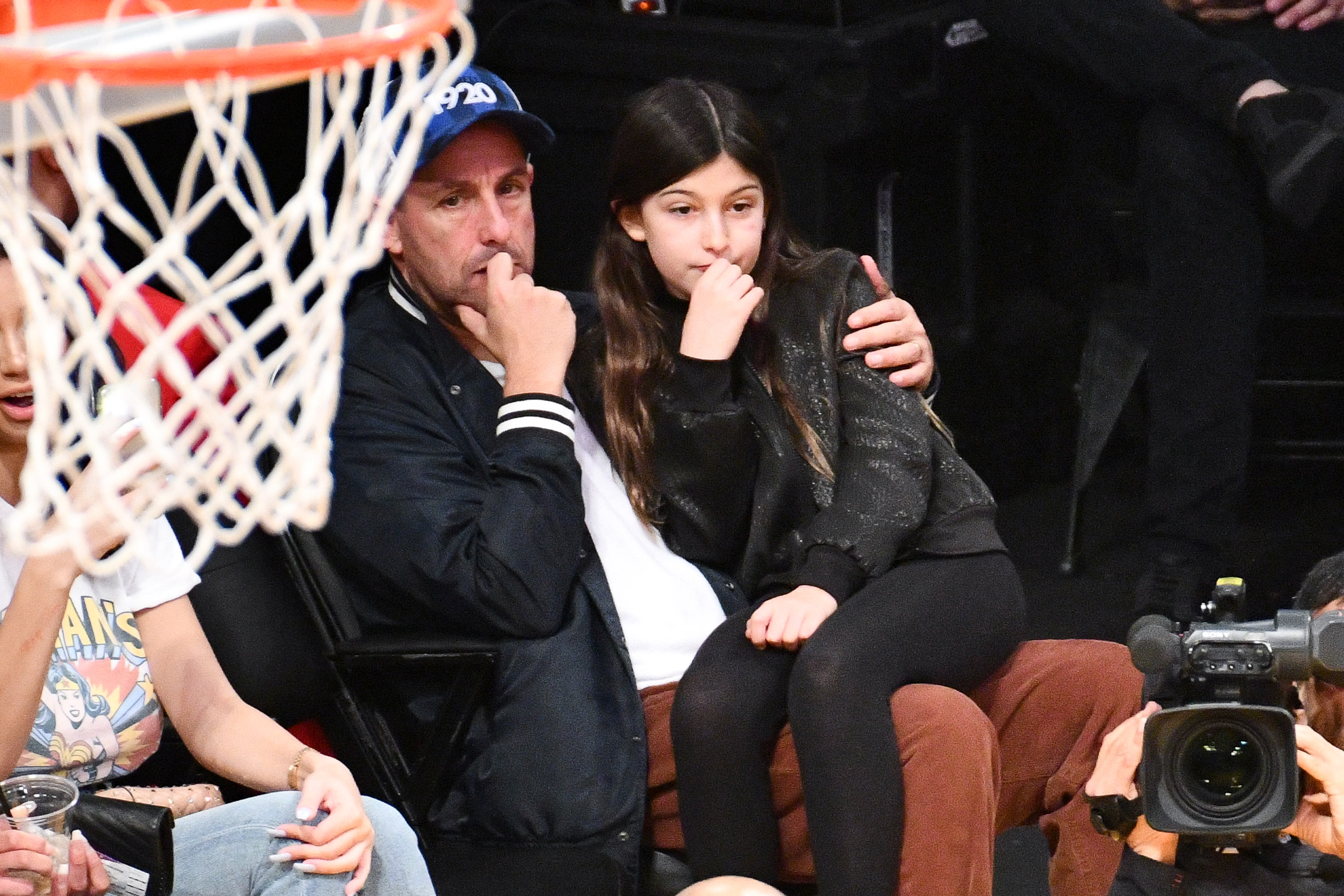 Adam Sandler y su hija Sunny asisten a un partido de los Lakers contra los Trail Blazers en el Staples Center el 14 de noviembre de 2018 | Fuente: Getty Images