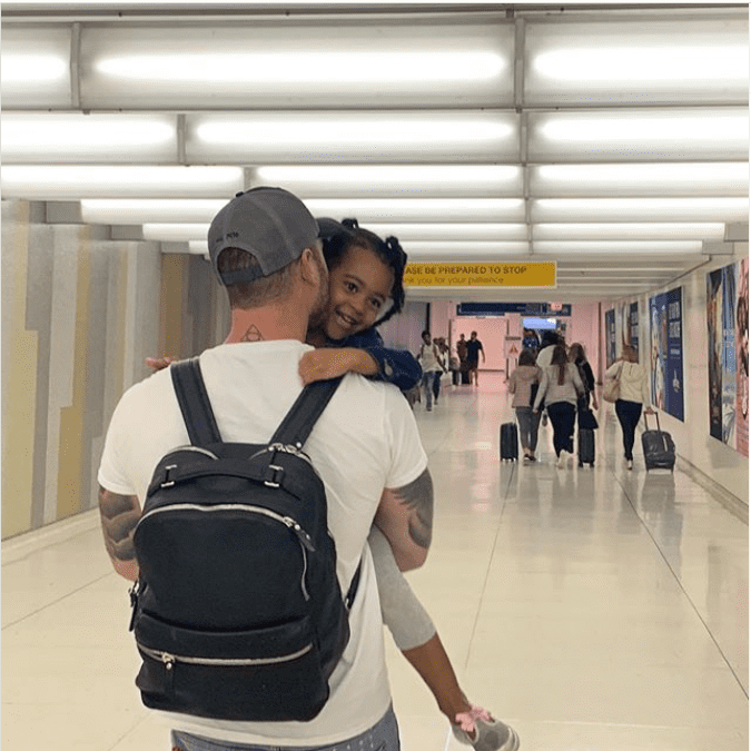 Una foto de Chet Hanks con su hija Michaiah en brazos. | Foto: Instagram / Chethanx