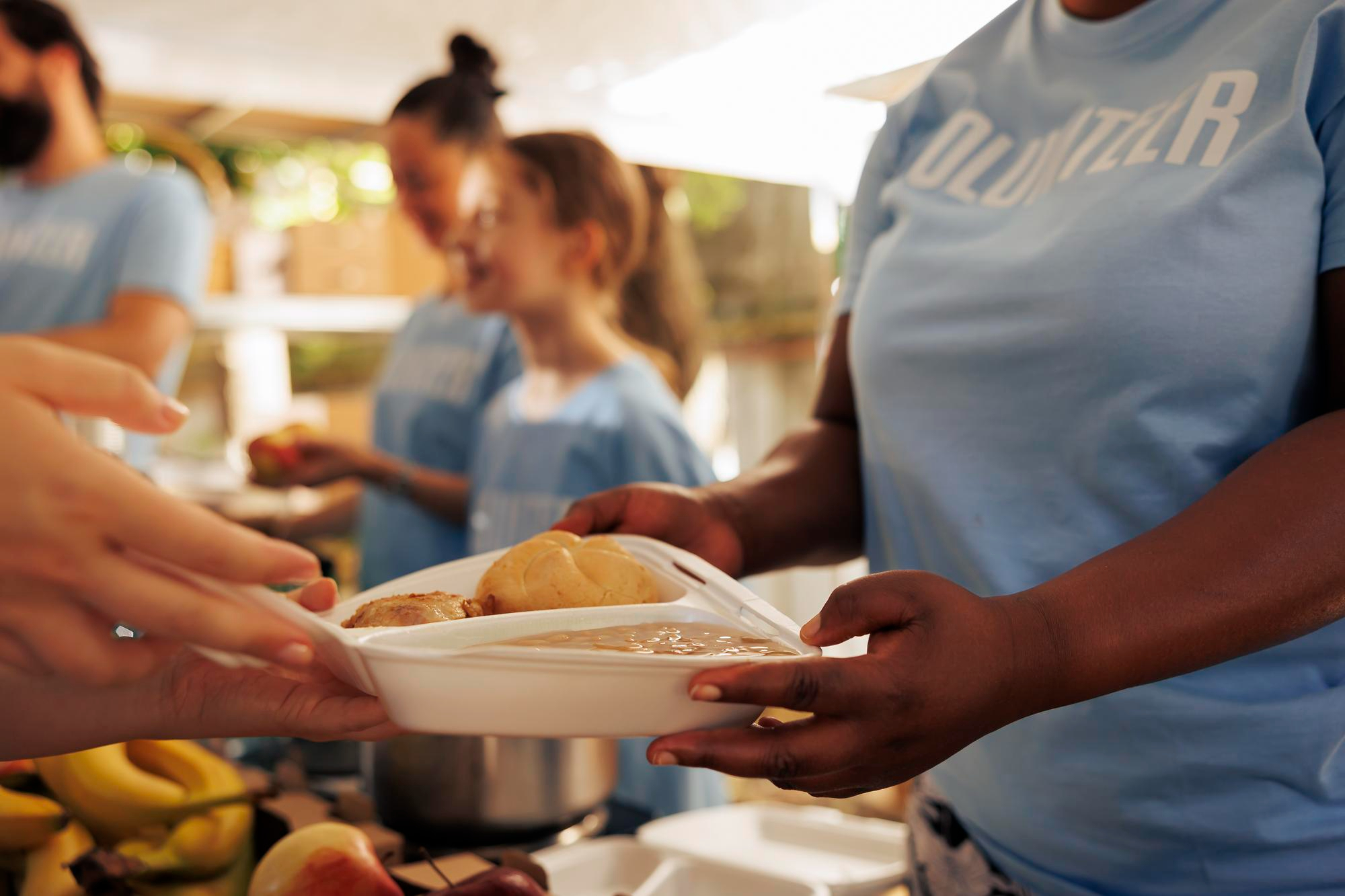 Voluntarios trabajando en un albergue para personas sin hogar | Fuente: Freepik