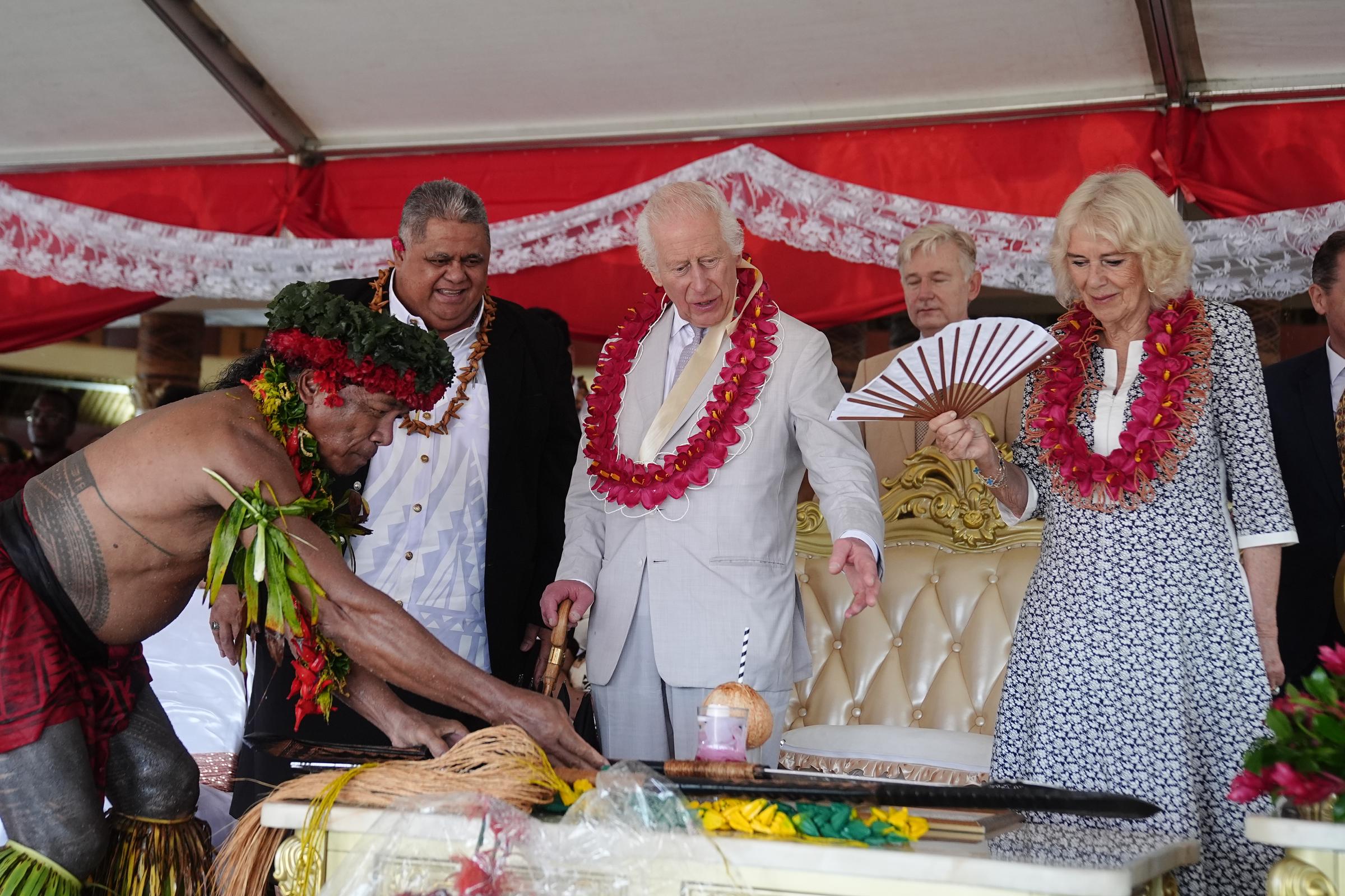 El rey Charles III y la reina Camilla con habitantes y funcionarios de Samoa | Fuente: Getty Images